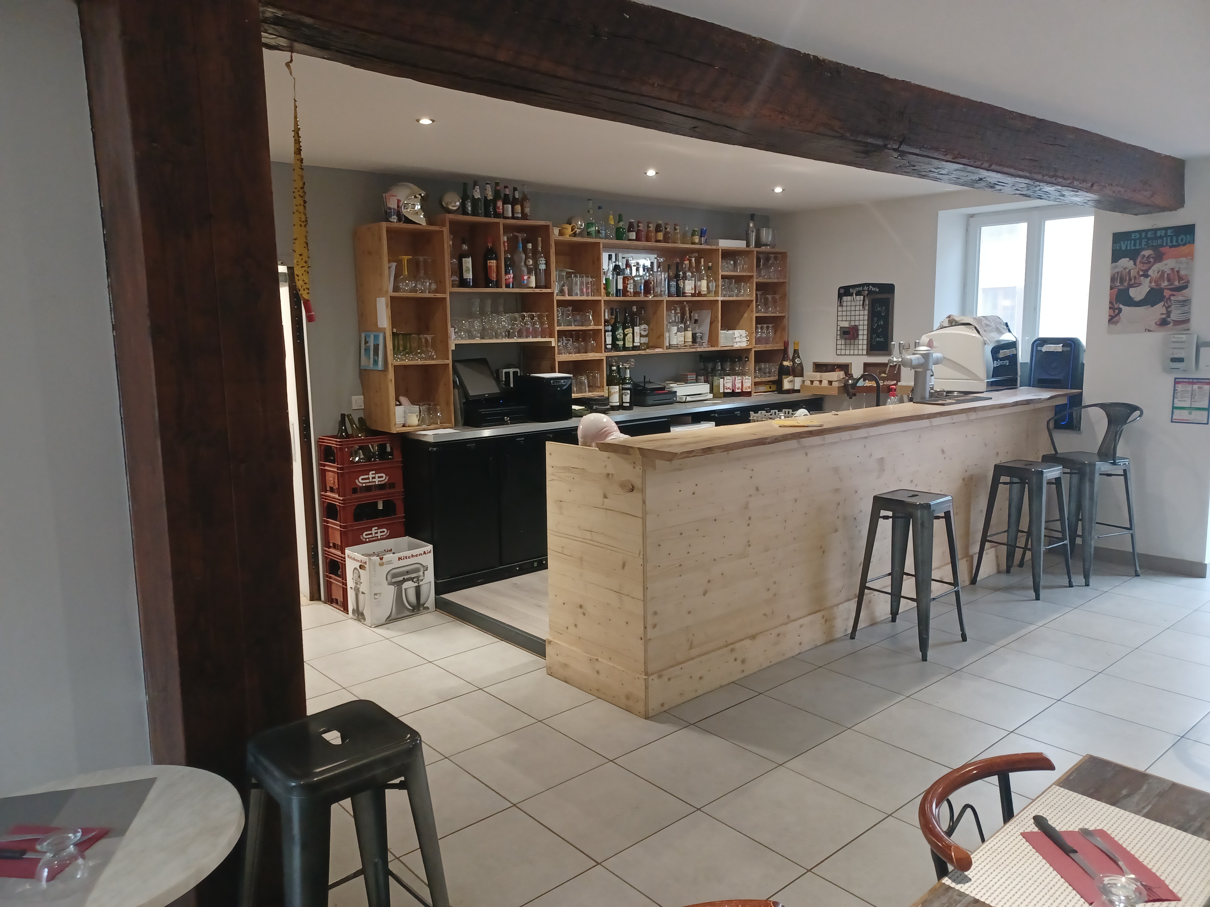 La commune de Savigny en Revermont est propriétaire du restaurant placé sur la place du bourg tout prés de la mairie, il y a des places de stationnement pour la clientèle. Notre commune a 1170 habitants, elle est située à 5 km de la sortie de l'autoroute A39,  à 14 km de Lons le Saunier, 16 km de Louhans. Cause santé, Le locataire vends tout l'équipement de cuisine, l'équipement des salles de restauration( la grande salle 70 couverts, la salle de bar 20 couverts), un logement à l'étage avec trois pièces, une salle de bain, WC.
Ce restaurant a été entièrement rénové, isolation, mise aux normes en 2014.
Le loyer mensuel actuel pour le local commercial est de  560 Euros TTC.
Le loyer actuel de l'appartement est de 150 Euros. 
Pour plus de renseignements s'adresser au locataire .