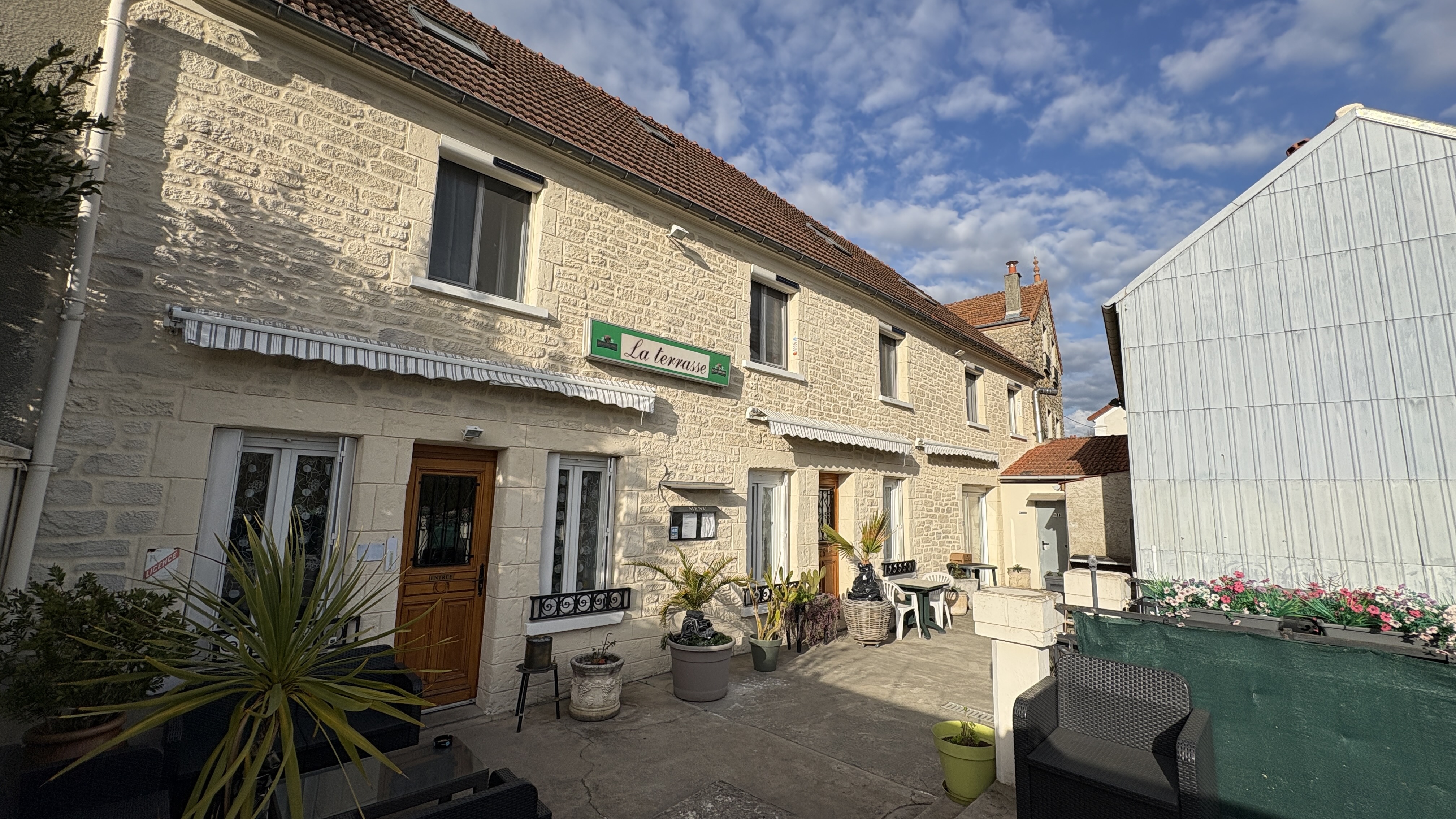 situé   a Saulchery   région  viticole  du  champagne
une cuisine traditionnelle  une clientèle fidèle depuis 25 ans
 cause de la vente        (   départ en retraite  )
donc nous recherchons un couple  passionné de cuisine  
une clientèle conviviale  a reprendre

cuisine parfaitement équipée
une activité   traiteur a suivre si est le désir 
possibilité d ouvrir les w k  

deux terrasses 
 une 15 m2
l autre  33 m2

parking privé grande cave 
garage

un appartement au dessus de 160 m2        (  inclus dans le bail    

n hésitez pas a nous contactez  mi septembre     cordialement