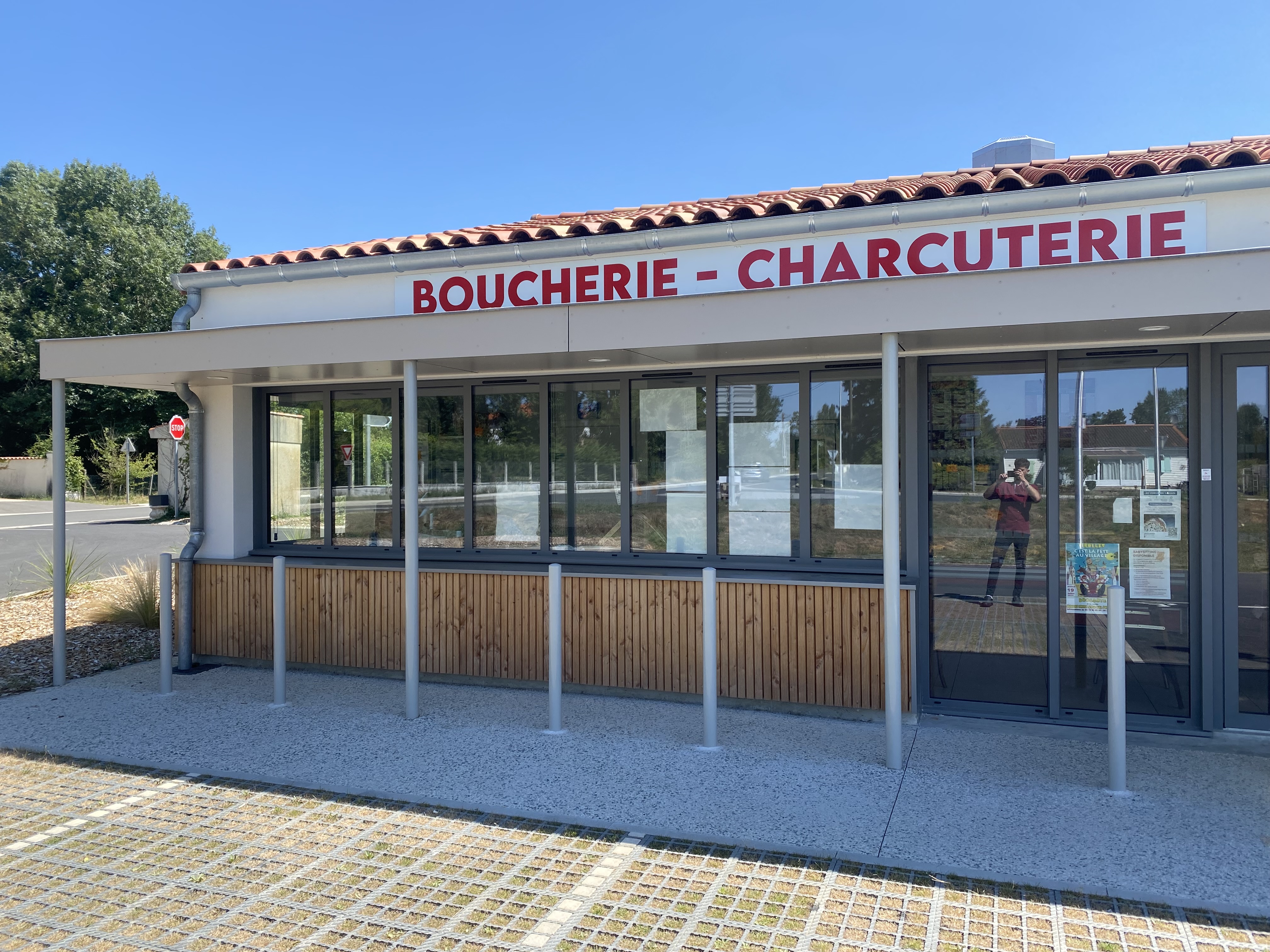 Vend fonds de commerce - Boucherie - Charcuterie - Traiteur - avec parking de stationnement gratuit (faible loyer) - Magnifique établissement récent avec un très bel agencement de viandes (3 chambres froides) - Locaux neufs et aux normes (attestation de service vétérinaire par la préfecture de Charente Maritime). Ce commerce réalise un C.A. dépassant les 700 000 euros. Contrats avec les cantines des villages aux alentours (5 cantines). Très belle affaire avec une envie d'investissements sérieux. Laboratoire de production vendu avec tout le matériel (four, sauteuse, billaud, plats inox etc...)