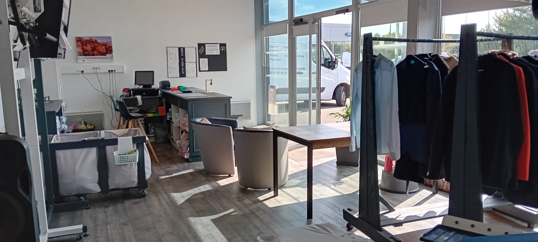 Nous vous proposons un pressing bien établi, idéal pour un entrepreneur souhaitant développer une activité florissante. Situé dans un quartier dynamique, ce commerce bénéficie d'une clientèle fidèle et d'un potentiel de croissance significatif. De plus, le prix peut être très intéressant pour les futurs acquéreurs.

**Caractéristiques du commerce :**
- **Espace de travail :** 100 m², offrant un environnement de travail spacieux et fonctionnel.
- **Magasin :** 40 m², en excellent état, sans travaux à prévoir, prêt à accueillir vos clients.
- **Équipe :** 3 salariés expérimentés, prêts à accompagner le nouveau propriétaire dans la continuité de l'activité.

**Matériel :** Des machines professionnelles de qualité :
- 1 machine à laver de 13 kg (MIELE)
- 2 machines à laver de 16 kg (1 MIELE, 1 PRIMOS)
- 2 Sèche-linge de 16 kg (MIELE)
- 1 calandreuse (10 ans) (MIELE)
- 1 mannequin repasseur (SANKOSHA)
- 1 table à repasser soufflante aspirante (ROMERA)
- 2 emballeuses (MIELE)
- Caisse avec logiciel pressing.

**Conditions :**
- **Loyer :** 1 173,25 € HT
- **Fermeture annuelle :** 3 semaines
- **Jours de fermeture :** Samedi après-midi, dimanche et lundi

Ce pressing représente une belle opportunité pour un repreneur souhaitant s'investir dans un secteur en pleine expansion. Avec une clientèle déjà établie et un matériel de qualité, vous pourrez facilement développer l'activité et augmenter le chiffre d'affaires.

N'hésitez pas à nous contacter pour plus d'informations ou pour organiser une visite. C'est le moment idéal pour prendre la relève de ce commerce prometteur à un prix attractif !