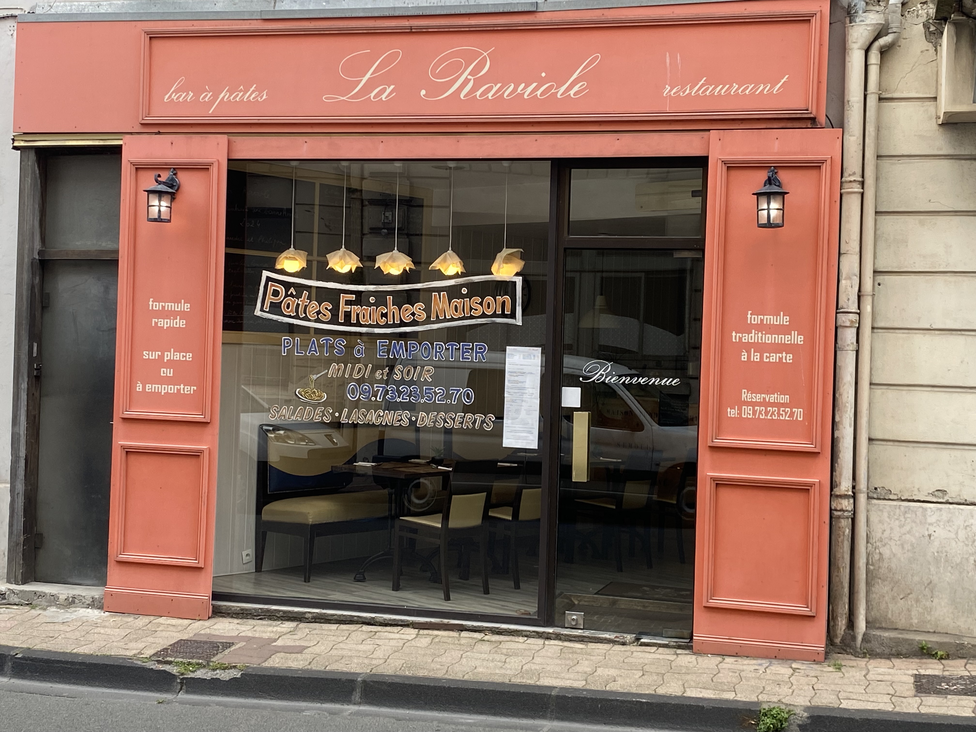 L’heure de la retraite va sonner pour nous !

Une nouvelle aventure nous attend,, c’est pour cela que nous cédons les parts de notre restaurant spécialisé dans les pâtes fraîches maison.

Le restaurant est situé en centre ville de Lézignan Corbières commune de 12000 habitants au sud de la France entre Narbonne et Carcassonne.

La surface totale est de 90 m2 comprenant une salle pouvant accueillir 22 personnes, d’une cuisine bien équipée, d’un laboratoire pour la fabrication des pâtes fraîches et d’un lieu de stockage.

La réputation du restaurant est bonne et tous nos plats sur place ou en emporté sont faits au moment.

Affaire saine, pas de contrat en cours, idéal pour un changement de vie !
Le loyer du local est de 485€

Bilan et chiffre d’affaires sur demande.