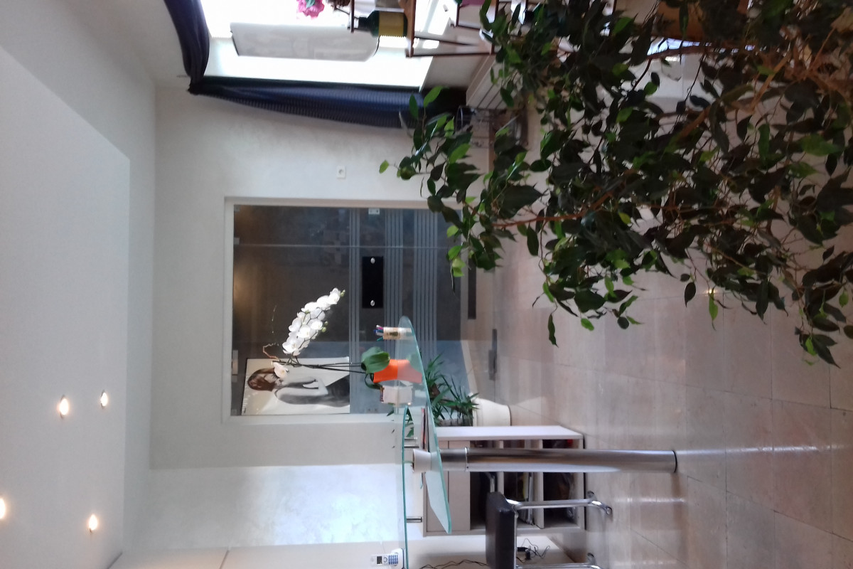 Cède beau salon mixte et barbier, situé rue principale commerçante, parking gratuit rénové  et mobilier en très bon état. Possibilité de travailler sans aucun frais pour démarrer .
Possibilité de développer onglerie et soin esthétique.
Possibilité d'acheter les murs également.