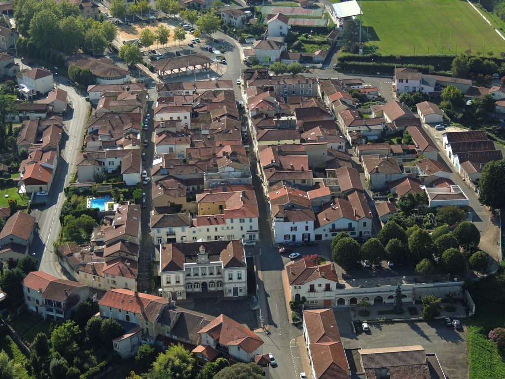 Vous avez un projet commercial ? Venez le développer au cœur de la Commune !

La ville de Montfort-en-Chalosse, vous propose de louer un local commercial, entièrement remis à neuf, en plein cœur du village, dans la Grand’Rue, rue principale de la bastide avec un parking à proximité immédiate.

L’ambition de la commune à travers cette opération est de conforter l’attractivité et de diversifier l’offre commerciale de son centre-ville.

La commune de Montfort-en-Chalosse permet à un commerçant de s’installer en cœur de village, au 69 de la Grand Rue, face à un tapissier en ameublement et non loin d’une pharmacie, d’une banque, d’une boucherie, d’une boulangerie et d’un vendeur et réparateur d’électro-ménager. Un marché hebdomadaire se tient le mercredi matin à moins de 100 mètres du local commercial disponible.

La commune dans son rôle de bailleur, propose une installation aux conditions optimales : bonne visibilité sur site et loyer de lancement d’activité minoré pendant 1 an.

LE CONTEXTE DE L’APPEL A CANDIDATURE

Le descriptif du local commercial du 69 Grand Rue :

· 43 m² de surface de vente + 25 m² de réserve/bureau/sanitaire/ dégagement,
· Local livré brut de tout aménagement
· 4.5 m de linéaire de vitrine
· Enseigne soumise à autorisation administrative
· Bail commercial 3-6-9 dit classique avec un prix de loyer fixé à 550 € mensuel, indexé selon l’indice du coût de la construction publié par l’INSEE ou l’indice trimestriel des loyers commerciaux (ILC). Le loyer sera minoré à 400 € par mois durant les 12 premiers mois de lancement de l’activité, soutien manifeste de la commune à la revitalisation commerciale de la Grand’Rue
· Pas de droit d’entrée ni de pas de porte.
· Les consommations d’eau et d’électricité ainsi que la TEOM seront à la charge du candidat retenu. Ces locaux sont également soumis à la cotisation foncière des entreprises (CFE).

LE PROFIL DES CANDIDATS RECHERCHES :

Un porteur de projet commercial en recherche d’un local en centre-ville pour développer et pérenniser une activité complémentaire.

Cette nouvelle activité ou nouveau concept confortera l’offre commerciale du centre-ville.

CONSULTEZ L'APPEL A CANDIDATURE :

https://www.montfort-en-chalosse.fr/Notre-village/Agenda-et-actualites/Les-actus-du-village/APPEL-A-CANDIDATURE-69-GRAND-RUE