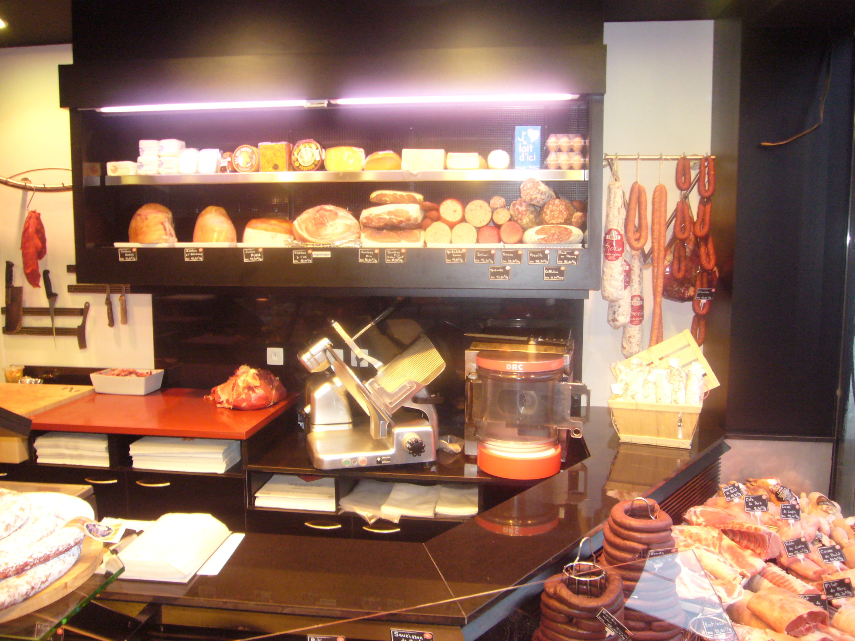 CAUSE RETRAITE (1er Octobre)
Vend fond de commerce Boucherie Charcuterie Traiteur
Possibilité d'accompagnement du repreneur dés maintenant
Magasin entièrement refait en 2010, affaire familiale depuis 1896
Surface de vente 30m2. Surface de laboratoire équipée 35m2. + stock
Bonne rentabilité
Possibilité d'achat des murs commerciaux et belle habitation attenante.
Bon emplacement: Zone d'attractivités et grand parking gratuit.
CA./An  300000 Résultat + 55000 possibilité de développement