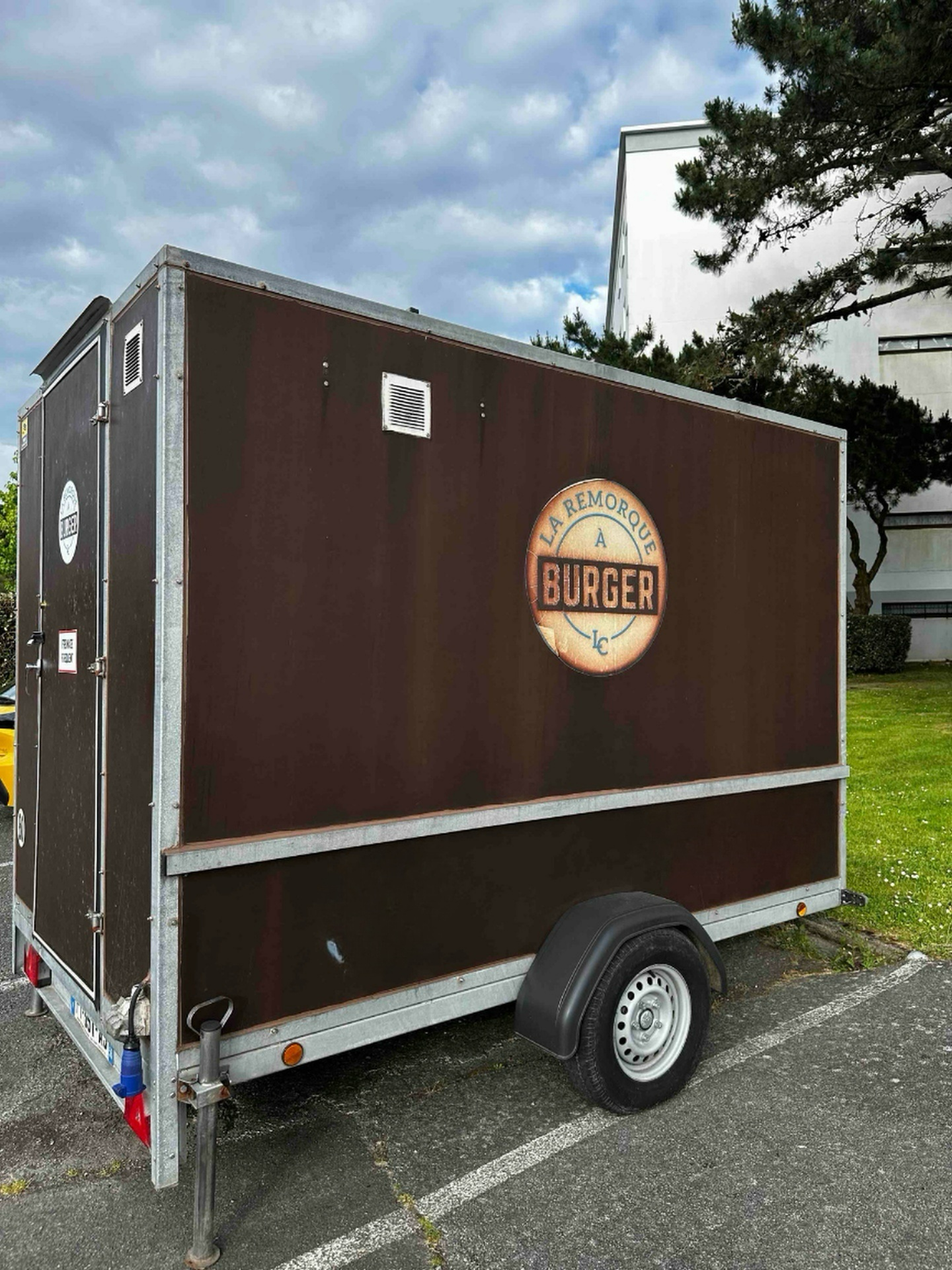 URGENT
A VENDRE LA REMORQUE A BURGER
La remorque est toute équipée pour démarrer une activité FOOD TRUCK rapidement
PRIX 25 000,00€
REMORQUE : marque KERENZO en contre plaqué marin marron épaisseur 12mm, simple essieu, freiné, deux béquilles stabilisatrices AR, porte AR de 80cm de large et hayon d'ouvertures.
Dimensions: L : 3m, I : 1,80m, H : 2M, longueur de la flèche : 1m.
Remorque immatriculée, carte grise fournie, remorque homologuée France et Europe.
Anti vol à cadenas : coffret gaz pouvant mettre 2 bouteilles, fixé à la flèche, roue jockey.

Matériel professionnel :
- Table inox L : 1,20m, I : 60cm, plancha pro, 3 feux, L : 90cm, I : 40 cm
- Sala dette pro, L : 1,20 m, I : 60 cm, plan de travail en granite orange vernis, indicateur de température. Bacs inox, bacs alimentaires.
- Lave mains pro à pédale, poussoir savon, porte essuie tout.
- Friteuse pro, 10L, couvercle de protection, bec verseur pour vidange, seau, 2 bacs à frites, 1 grand bac à frites.
- Frigo TOP, fermeture à clef, indicateur de température.
- Mini congélateur, four micro ondes, caisse enregistreuse, fil à fromage, réveil, couteaux, tablier, ustensiles de cuisine, appareil anti moustiques, boîte à pharmacie, extincteur, meubles de rangement, caisses de rangement, 50 m de câble.