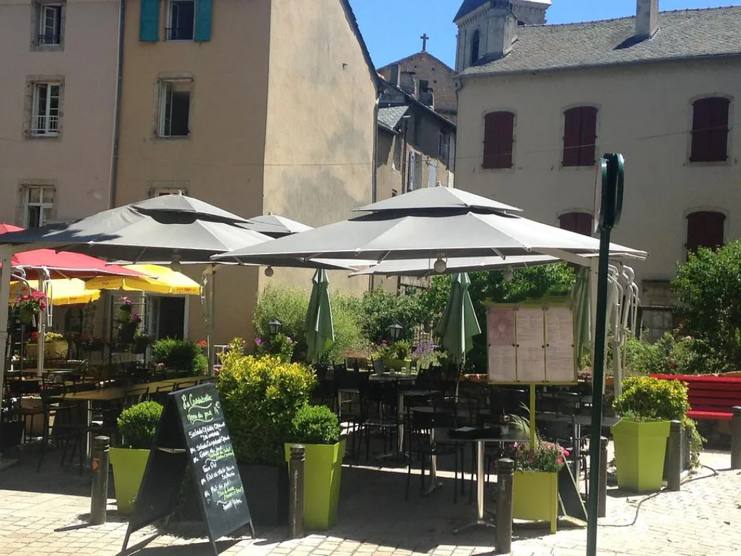 Au cœur d’un village, situé dans les gorges de la Jonte, un restaurant- pizzeria est à vendre. Il s’agit d’un restaurant traditionnel, l’offre est complétée par la vente de pizzas à consommer sur place ou à emporter. L’établissement est ouvert d’avril à novembre. Il peut accueillir 26 personnes dans la salle principale (voutée), une quinzaine dans une deuxième salle et, enfin, une cinquantaine en terrasse.
La clientèle est composée de professionnels, de locaux et de touristes. Ce village connaît une forte affluence lors de la saison estivale. Il dispose de divers commerces (boulangerie, alimentations, boucherie-charcuterie, tabac…) et services (collèges, écoles, médecin…).
Au-dessus du restaurant, se trouve un logement permettant aux exploitants de vivre sur place ou de loger le personnel. En pleine saison, l’affaire est exploitée par 4, voire 5 personnes. Il n’y pas de salarié à reprendre.
Ce restaurant dispose de la licence IV, la cuisine est spacieuse et professionnelle. 
 
Le fonds de commerce de cet établissement est à vendre (200 000€).
Concernant les murs, il y a deux possibilités : la vente au prix de 200 000€ ou la location pour 1 500€ /mois, pas soumis à la TVA.
Référence : L0474