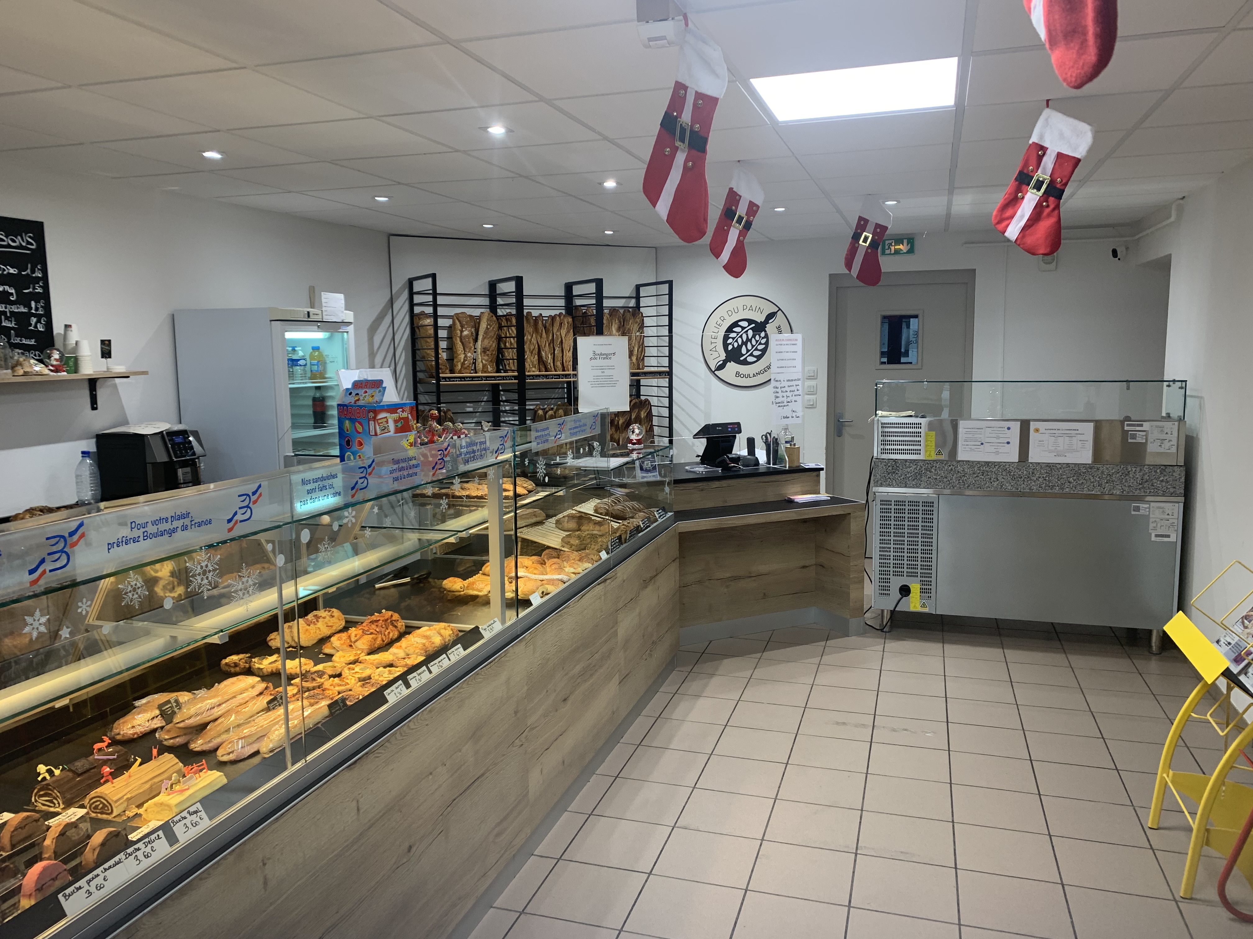 À VENDRE – Fonds de commerce Boulangerie/Pâtisserie à Étrez (01)

L’Atelier du Pain – Opportunité rare : seule boulangerie du village, clientèle fidèle et cadre de vie paisible

Située à Étrez (01340), charmant village dynamique de l’Ain, L’Atelier du Pain est la seule boulangerie-pâtisserie du secteur. Ouverte depuis 2020, elle bénéficie d’une clientèle fidèle toute l’année, renforcée par une affluence touristique estivale grâce à la proximité du camping La Plaine Tonique.

Une affaire saine, clé en main, avec un excellent potentiel de développement, idéale pour un couple de professionnels ou une reconversion.

⸻

Les points forts du commerce
	•	Local en excellent état – Peintures refaites en 2024, aucun travaux à prévoir
	•	Surface totale de 223,93 m² :
	•	Espace de vente : 36,41 m²
	•	Espace multiservices : 15,83 m²
	•	Labo de production : 76,32 m²
	•	Réserves, vestiaires, sanitaires : 95,37 m²
	•	4 places de parking privatives
	•	Pas de logement sur place, mais possibilité d’occuper l’appartement attenant si celui-ci se libère (priorité donnée au repreneur)

⸻

Matériel & équipements
	•	Four à pain neuf (2020)
	•	Chambre froide neuve (2022)
	•	Magasin refait en 2020
	•	Autres équipements achetés d’occasion mais en très bon état
	•	Aucun investissement nécessaire pour démarrer immédiatement

⸻

Chiffres & fonctionnement
	•	Chiffre d’affaires 2024 : 216 000 €, en hausse constante depuis l’ouverture
	•	Structure actuelle : 2 gérants + 1 vendeuse
	•	Activité stable avec clientèle locale + afflux saisonnier de touristes

⸻

Fort potentiel de développement

Plusieurs axes concrets de croissance :

1. Storengy Étrez – site industriel majeur à proximité (stockage de gaz naturel)

Possibilités de partenariats : livraisons de petits-déjeuners, snacking pour les salariés ou événements d’entreprise

2. Tourisme (camping & gîtes) – camping La Plaine Tonique et nombreux gîtes alentours

Idéal pour proposer des paniers petit-déjeuner, formules snacking, partenariats avec hôtes Airbnb

3. L’Écrin – tiers-lieu communal

Opportunité de fournir buffets, goûters ou animations gourmandes lors d’événements culturels, ateliers, réunions

4. Tissu associatif local très actif

Clubs de sport, pompiers, associations rurales, fêtes communales : autant de relais pour développer la visibilité et les commandes groupées

⸻

Conditions de vente
	•	Prix demandé : 150 000 € (fonds de commerce) – négociable
	•	Possibilité d’accompagnement personnalisé après la vente
	•	Vente pour projet personnel, non pour cause économique

⸻

Vous cherchez une affaire rentable, bien implantée, dans un cadre rural attractif avec une vraie qualité de vie ?
L’Atelier du Pain est une opportunité rare à ne pas manquer.
