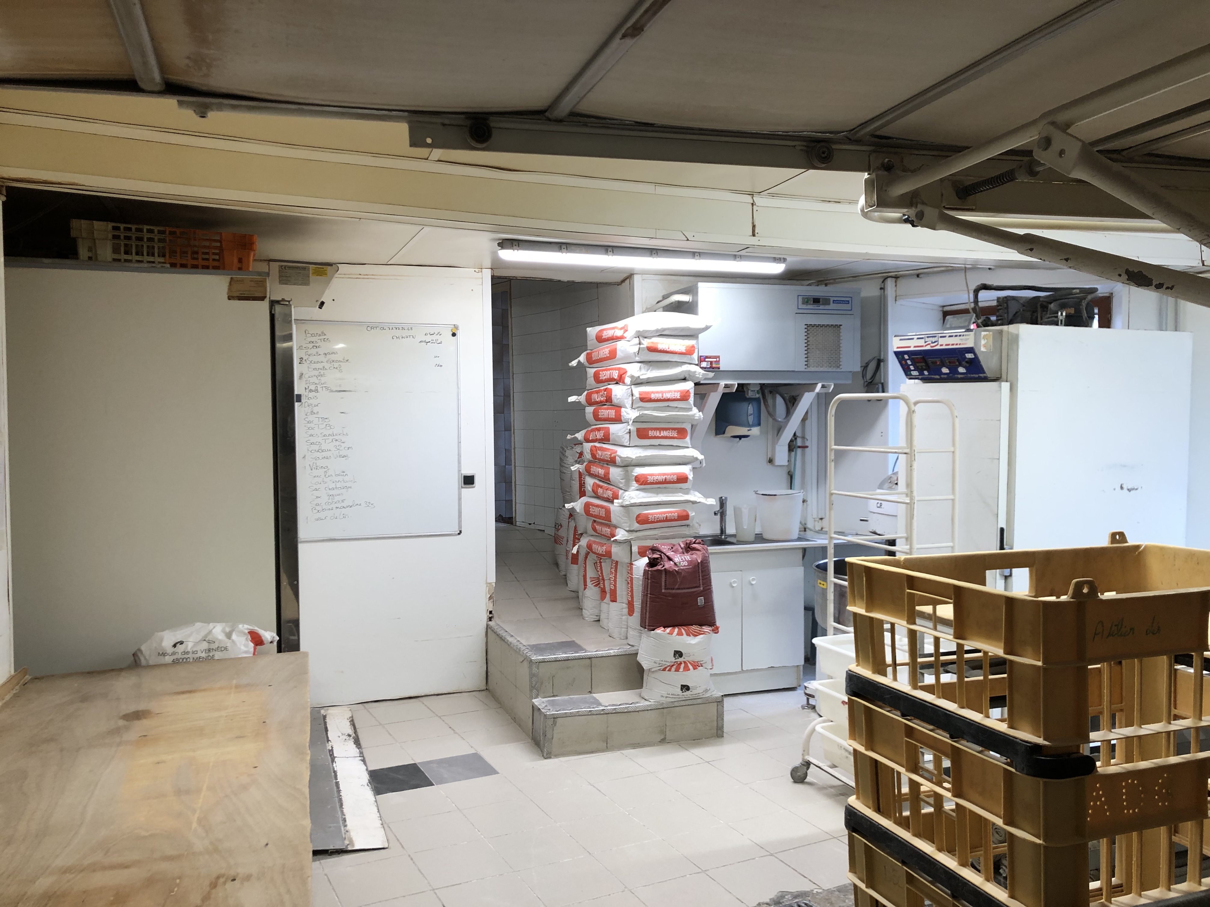 DESCRIPTION TECHNIQUE


Fonds de commerce de boulangerie-pâtisserie dans la commune de Langeac (43300) à reprendre pour cause de changement d’activité, comprenant du matériel professionnel complet dans un excellent état et permettant l’exploitation du commerce dès la reprise, idéal pour un couple. 

Ce commerce bénéficie d’un très bon emplacement, faisant l’angle au niveau d’une des trois rues les plus commerçantes de Langeac, à quelques pas de la mairie et entouré d’autres commerces de proximité amenant beaucoup de passage (épicerie de centre, boucherie, bijouterie, bar, restauration rapide, …). Par ailleurs, deux entrées existent sur le local en plus de l’entrée principale en boutique (une pour l’atelier boulangerie et une pour l’atelier pâtisserie). La superficie totale est de 120m² répartie comme suit : 40m² pour la partie pâtisserie, 40m² pour la partie boulangerie et 40m² pour la partie boutique. En plus de ces 120m² une réserve de 60m² à l’étage est comprise dans le bail. Le loyer est quant à lui de 761 €/mois.

Au niveau du matériel, la partie boulangerie comprend : un four électrique de 3 niveaux de 2001 en très bon état (en contrat avec le tarif particulier et un compteur à part, ce qui limite les charges d’énergie), 3 chambres froides, une diviseuse, une façonneuse, un repose pâton, un pétrin, une tour réfrigérée, un refroidisseur d’eau et tout le petit matériel habituel. La partie pâtisserie comprend quant à elle : une plonge, un frigo, un conservateur et un surgélateur, un laminoir, une tour réfrigérée, un four rotatif au gaz de ville, un batteur, une tritico, une machine à glace italienne. Est également compris dans le fonds tout le matériel de boutique (trancheuses, vitrines, …) et les rangements de la réserve.

Le commerce fonctionne actuellement avec un boulanger, un pâtissier et trois serveuses, pour une ouverture 6j/7 de 6h à 19h, et propose la gamme classique de la boulangerie pâtisserie, salades et sandwichs pour les travailleurs, glaces l’été… Repris en 2015, son chiffre d’affaires n’a fait qu’augmenter depuis pour atteindre 270 000 € au dernier bilan. Les charges sont de 630 €/mois d’électricité et 300€/mois de gaz.
4 appartements existent au-dessus du commerce, leurs disponibilités est à discuter avec le propriétaire des murs.
Prix de vente du fonds : 130 000 €.

TERRITOIRE


Cette boulangerie est située au sein de la Communauté de communes des rives du Haut-Allier (CCRHA), dans le département de la Haute-Loire, récemment élu département préféré des français au plan de l’attractivité touristique. Le territoire de la CCRHA compte 16 000 habitants et est sillonné du nord au sud par la rivière Allier. Le paysage aux multiples nuances de vert et de bleu alterne gorges et plateaux volcaniques typique de l’Auvergne, garantie d’un cadre naturel exceptionnel et préservé. Son patrimoine historique et architectural complète son charme.  

La commune de Langeac, dont la population est d’environ 3 500 habitants, dispose de nombreux artisans, commerces, associations et services publics. De nombreuses entreprises et deux zones d’activité sont sources d’emplois et d’attractivité économique. De plus, le camping trois étoiles connait une belle fréquentation en augmentation depuis les 4 dernières années (pics à 1 200 personnes/j en été). Traversée par l’Allier, Langeac offre un cadre naturel reposant et charmant, renforcé par la présence de l’île d’Amour qui participe à son attractivité, notamment touristique. 
Le territoire du Haut-Allier est facilement accessible depuis l'autoroute A75, à 1h de Clermont Ferrand et 3h de Montpellier. L’axe routier principal est la N 102 prolongée par la N 88 qui le relie à St Etienne et Lyon en 2h30. Des gares de proximité assurent la desserte ferroviaire sur la ligne Paris, Clermont-Ferrand, Nîmes via Langeac, le bourg-centre. Langeac est par ailleurs située à 30 minutes du Puy en Velay, préfecture du département. 

Disposant de nombreux services et commerces le territoire répond à tous les besoins principaux de la vie dans un rayon de moins de 20 min en voiture. Le tissu associatif est aussi très développé (plus d'une centaine d'associations) et propose des activités culturelles, sportives, de loisirs... Le Haut-Allier offre ainsi une vraie qualité de vie à ses habitants. Un solide secteur industriel et agricole complète le bassin d’emplois, ainsi qu'une économie touristique forte.

AIDES INSTALLATION 


L'ensemble de la CCRHA se trouve en ZFRR (zone de revitalisation rurale), ce qui induit une exonération d'impôts sur la société pendant 5 ans.
Des aides financières liées à la reprise d'une boulangerie peuvent être attribuées par la Communauté de communes, la Région et l'Europe. 
Cette boulangerie-pâtisserie n’attend plus que vous !!
Contact : 
Propriétaires : nicolassanial2511@gmail.com / 06.26.27.41.26
Communauté de communes : Joseph LAURENT / j.laurent@rivesduhautallier.fr / 06.66.44.48.06