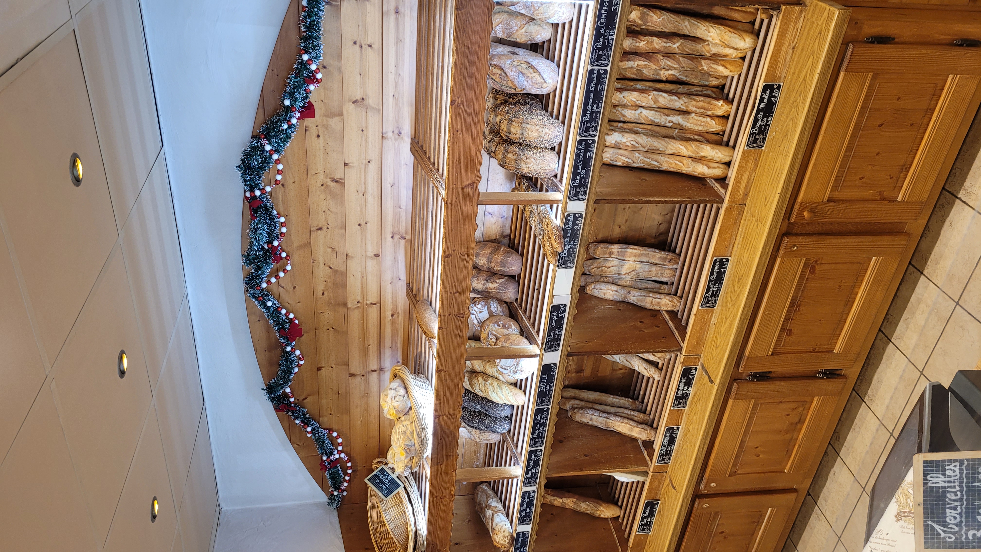 Point chaud - Terminal de cuisson

Superbe petite affaire, au cœur des portes du soleil, dans la station des Gets. Idéal pour un couple, accompagné d'une vendeuse lors de la saison d'hiver. Ce terminal de cuisson bénéficie d’un emplacement exceptionnel en face de la place du marché, avec un fort passage touristique.

L’affaire se compose :
🔹 D’un espace de vente de 20 m²
🔹 D’un laboratoire de 40 m²
🔹 D'une grande terrasse extérieure
L’ensemble est en parfait état, aucun travaux n’est à prévoir. Le matériel nécessaire à l’exploitation est complet, bien entretenu et conforme aux normes de sécurité et de travail.

La clientèle est fidèle, avec une forte présence étrangère grâce à l’attractivité de la station, très fréquentée tout au long de la saison.

📄 Bail commercial 3.6.9
💰 Loyer : 1 600 € TTC / mois
💵 Prix de vente du fonds : 190 000 €

Une belle opportunité pour entreprendre dans un cadre privilégié et touristique !

Pour toute information merci de prendre contact par téléphone.