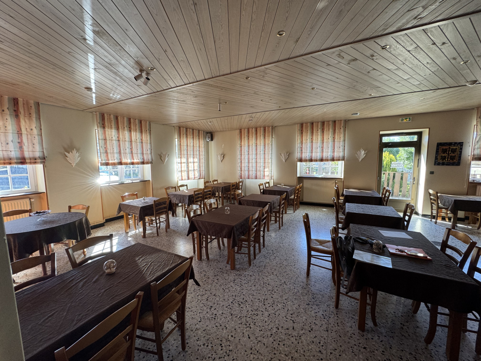 Situé en plein centre d’un charmant village de Haute-Loire, à proximité du Lac du Bouchet et des gorges de l’Allier, cet ancien hôtel-bar-restaurant offre un fort potentiel pour un projet d’accueil ou de résidence familiale ou de création de nouveau fond de commerce.
Le bien se compose de :
10 chambres réparties sur plusieurs niveaux, idéales pour créer des chambres d’hôtes ou accueillir une grande famille.
Une belle salle de restauration, lumineuse et spacieuse, parfaite pour conserver une activité de restauration, aménager un espace convivial ou transformer en salle de réception ou de grande pièce à vivre.
Un emplacement privilégié : Proche du chemin de Stevenson et traversé par le GR 470, au cœur d’un secteur touristique et nature, apprécié des randonneurs et voyageurs en quête d’authenticité.
Ce bien peut être vendu à titre professionnel ou en maison d’habitation, ce qui lui confère une réelle liberté d’aménagement selon vos envies et projets.
Avec son charme, son histoire et son potentiel, il représente une opportunité rare pour développer une activité touristique (chambres d’hôtes, gîte, accueil de groupes) ou pour créer une vaste maison familiale dans un cadre préservé et dynamique.
264 000 euros Mur et matériels complet
