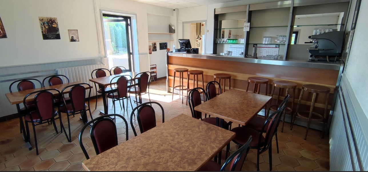 Au coeur de la campagne charolaise, un bar-restaurant tout équipé et bien placé vous attend ! Vous aimez la campagne ? Vous êtes cuisinier ou cuisinière, venez reprendre cet établissement communal, totalement et immédiatement opérationnel, entièrement rénové et composé de :
- une grande salle de 50 couverts,
- une salle plus petite pouvant être privatisée ou servir de salon (entrée indépendante donnant sur la terrasse),
- un espace bar indépendant du restaurant (entrée séparée) mais communicant en interne,
- cuisine, labo et réserves bien dimensionnés et équipés,
- sanitaires avec accès PMR,
- belle terrasse protégée par 2 magnifiques tilleuls (50 couverts également).
- un logement au-dessus est mis à disposition (3 chambres, séjour et sdb).
- un stationnement tout autour et au coeur du village.
En résumé un lieu de vie pour le quotidien de ses habitants, les salariés des entreprises proches et les touristes de passage le long des voies et des canaux.
La municipalité, propriétaire des murs, est une collectivité à l'écoute, facilitatrice, encourageant des professionnels engagés et conviviaux. 

Hautefond c'est 215 habitants, 4 entreprises importantes, un tissu associatif dynamique, à quelques kilomètres de Paray-le-Monial mais dans un écrin de verdure particulièrement apaisant. 
Un projet d'habitat pavillonnaire engagé par la mairie, de 16 logements verra le jour dans quelques mois, en face de cet établissement.
Pour vos enfants, le ramassage scolaire est juste devant.

Le développement peut porter sur :
- un dépôt de pain et de journaux
- une activité traiteur avec la salle des fêtes proche de l'établissement avec une forte demande (associations, fêtes privées : mariages, baptêmes, anniversaires ..),
La mairie met à sa disposition l'ensemble de cet établissement (bar-restaurant, licence IV et logement) pour un loyer mensuel de 550 euros. Bail dérogatoire d'un an et continuation en bail commercial classique. Une caution équivalent à 2 mois de loyer sera demandée.
Le Grand Charolais où se situe Hautefond est une communauté de communes riche de 3 centralités et de 44 communes au total, traversée par la Route Centre Europe, à 45 mn de Mâcon, Chalon, Moulins et Roanne. Une gare TGV au Creusot (25 mn) vous permet un accès facile sur le Nord ou le Sud de la France. Le Charolais est un territoire où il fait bon vivre, où la bonne chère est appréciée, la convivialité un art de vivre et est l'image d'une ruralité moderne et dynamique !
Alors n'hésitez plus, contactez-nous !