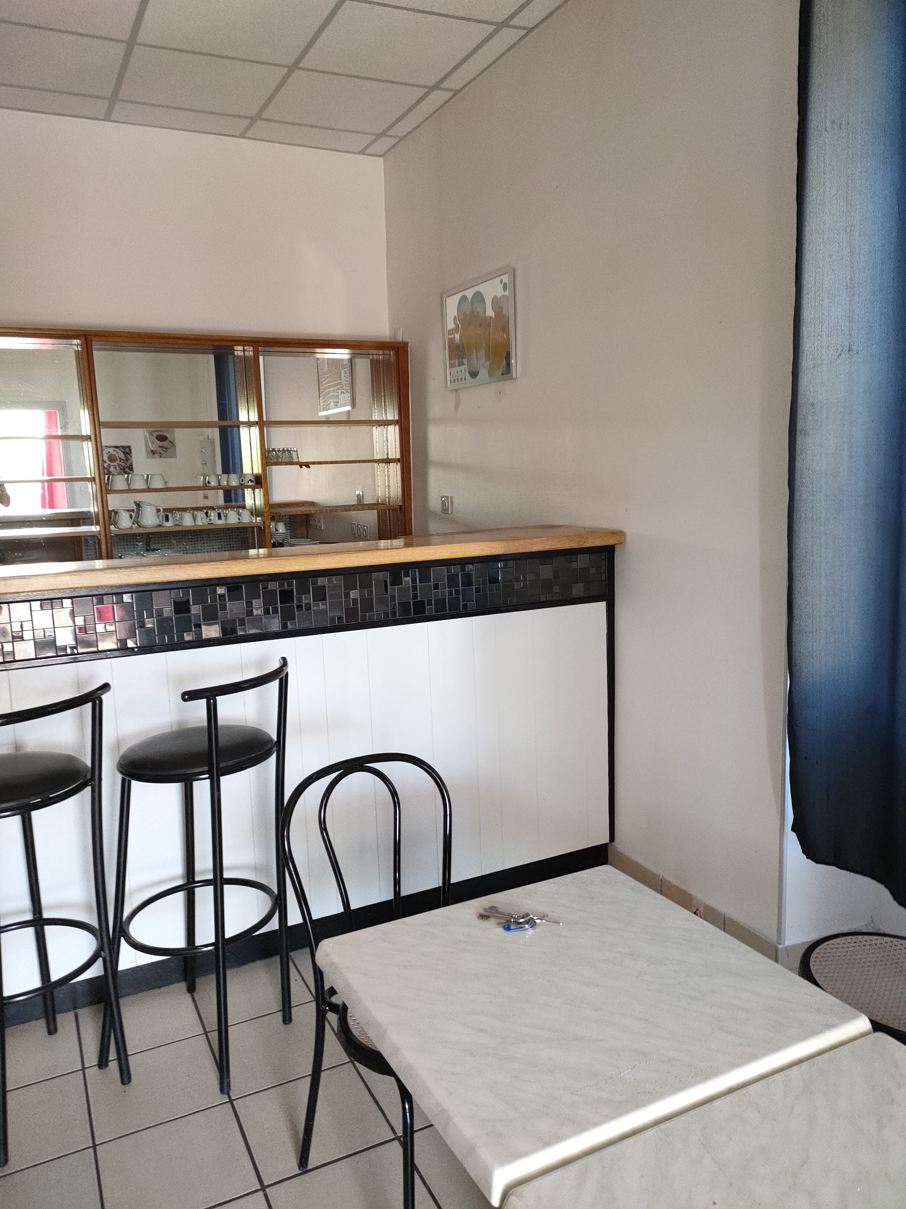 La commune de Pisieu recherche un gérant (ou couple de gérants) pour son restaurant communal.
Une expérience en restauration (cuisine et service) est indispensable.
Le bâtiment dispose des équipements nécessaires à son activité.
Bar indépendant de la salle de restauration.
Bel extérieur avec cour et terrasse ombragée.
Annexes pour le rangement et stockage.
 La Location est proposée dans le cadre d'un bail commercial avec la commune de Pisieu (450 € HT/mois).
Au vu de la faible concurrence sur le secteur, le potentiel de développement est important.

Disponible dès maintenant.

Pour tout renseignement et/ou visite des lieux, vous pouvez contacter la mairie

Personne à contacter : Jean-Luc DURIEUX, Maire 
Adresse e-mail : mairie.pisieu@entre-bievreetrhone.fr 
N° de Téléphone : 04 74 84 57 51
