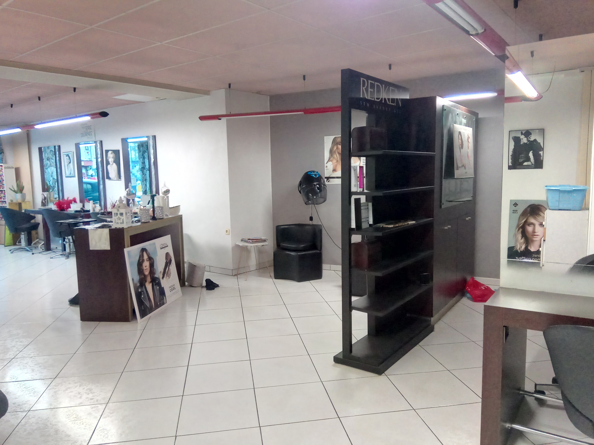 Vend fonds de commerce: salon de coiffure mixte.

Découvrez ce salon de 80m² env. de surface de vente auquel s’ajoute 30m² de réserve incluant sanitaire et local technique. 

Possible développement d'activités secondaires comme esthétique, onglerie, livraison colis, etc

.Bon emplacement commercial: tous commerces à proximité et parkings.
.Salon opérationnel et entretenu: 3 places bac et 5 places coiffages.
.Une personne active en place 
.Propriétaire flexible sur les modalités 
.Aucuns frais supplémentaires pour le Preneur: aucuns frais d’agence, aucuns honoraires, ni de frais de copropriété ni de frais de rédaction de bail.
.Motif cession: autres activités professionnelles en parallèle.
.Loyer: 1200€ mensuel. Bail neuf 3, 6, 9 ans.

.Idéal pour deux associés coiffeurs.

.Prix de vente: faire offre. Pas sérieux, s’abstenir. 

Je reste à votre disposition par messagerie, puis par téléphone.