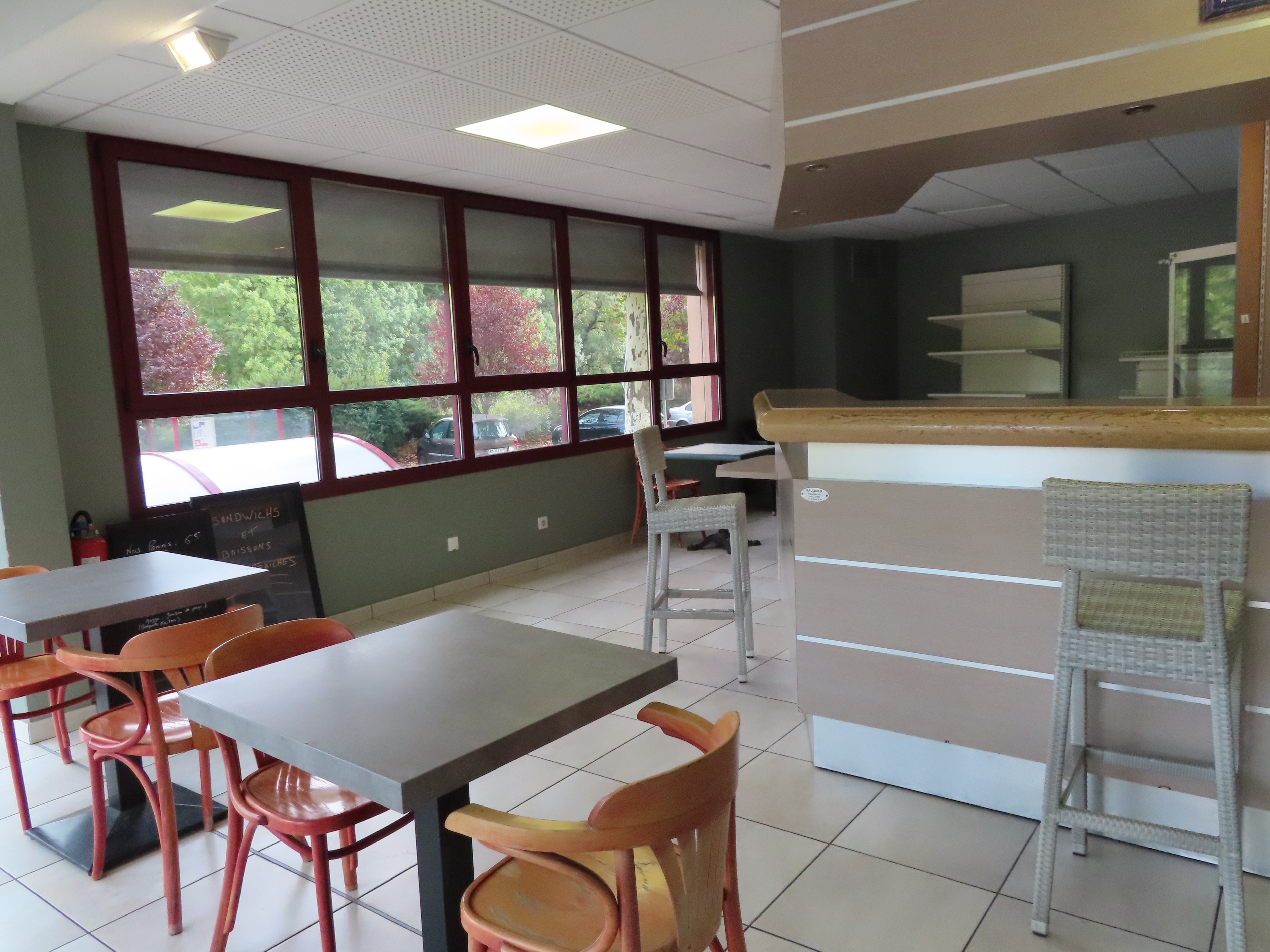 A reprendre, multiservices : bar - restaurant - alimentation communal situé à l’Ouest du département de la Lozère, proche de l’A75 reliant Clermont-Ferrand à Béziers. La commune d’Esclanèdes (420 habitants) est située dans la vallée du Lot, sur la RN 88 (entre 8 000 et 12 000 véhicules par jour), à 15 min de Mende et de Marvejols, à la croisée de sites touristiques emblématiques du département.

Construit par la commune en 2009, le local d’activité (180 m²) est composé d’un premier volume comprenant une salle de bar-restaurant avec anciennement une surface de vente pour une alimentation générale (environ 60 m²). Un second espace est composé d’une cuisine semi-équipée, d’une seconde salle de restaurant, un dégagement avec sanitaires, deux réserves et une chambre froide. Une grande terrasse est exploitable sur la place du village. L’établissement peut accueillir 40 couverts en intérieur et jusqu’à 30 couverts en extérieur.

Idéal pour un couple ou deux associés. Le preneur devra disposer d’une première expérience en restauration.

Loyer mensuel : 800 € HT
Licence IV: 120 €/an
Droit de terrasse : 150 €/an