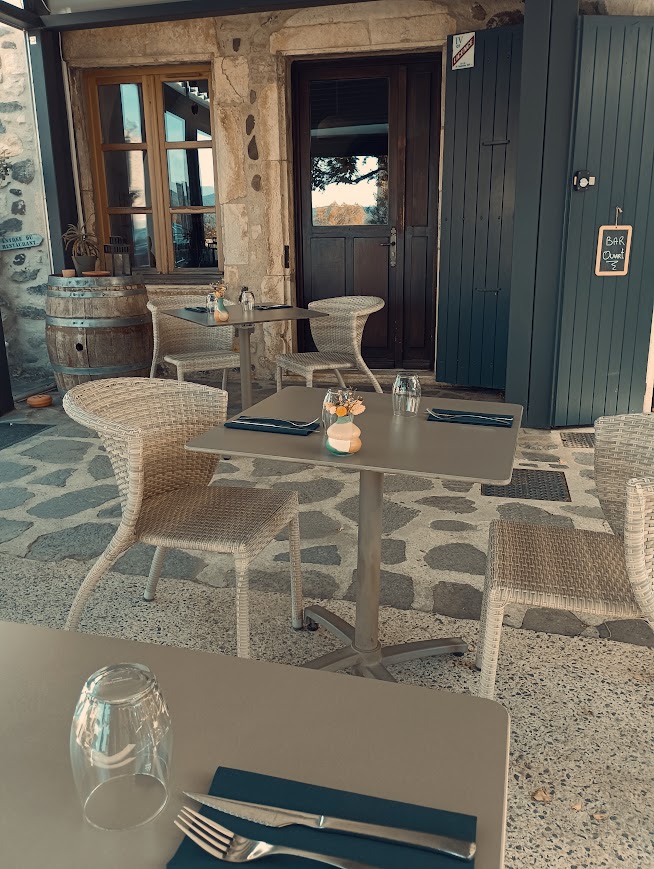 Vente d'un fonds de commerce dans un charmant village de caractère situé entre Privas et Montélimar.
Une belle terrasse ombragée donnant sur la petite place du village.
Location à la mairie avec logement professionnel sur place.

Capacité d'accueil : 25 couverts intérieur / 35 couverts extérieur
Surface professionnelle : 80 m2 + 37m2 extérieur sous la pergola
Surface logement : environ 100m2 + 37m2 terrasse perso

Les points forts :
Licence IV permettant une belle activité bar / Très beau cadre de travail / Clientèle locale toute l'année et touristique à la belle saison / Outil de travail fonctionnel / Logement sur place (location à la mairie)
Une affaire idéale à tenir à 2 (couple ou associés) !
Plus de photos sur demande !