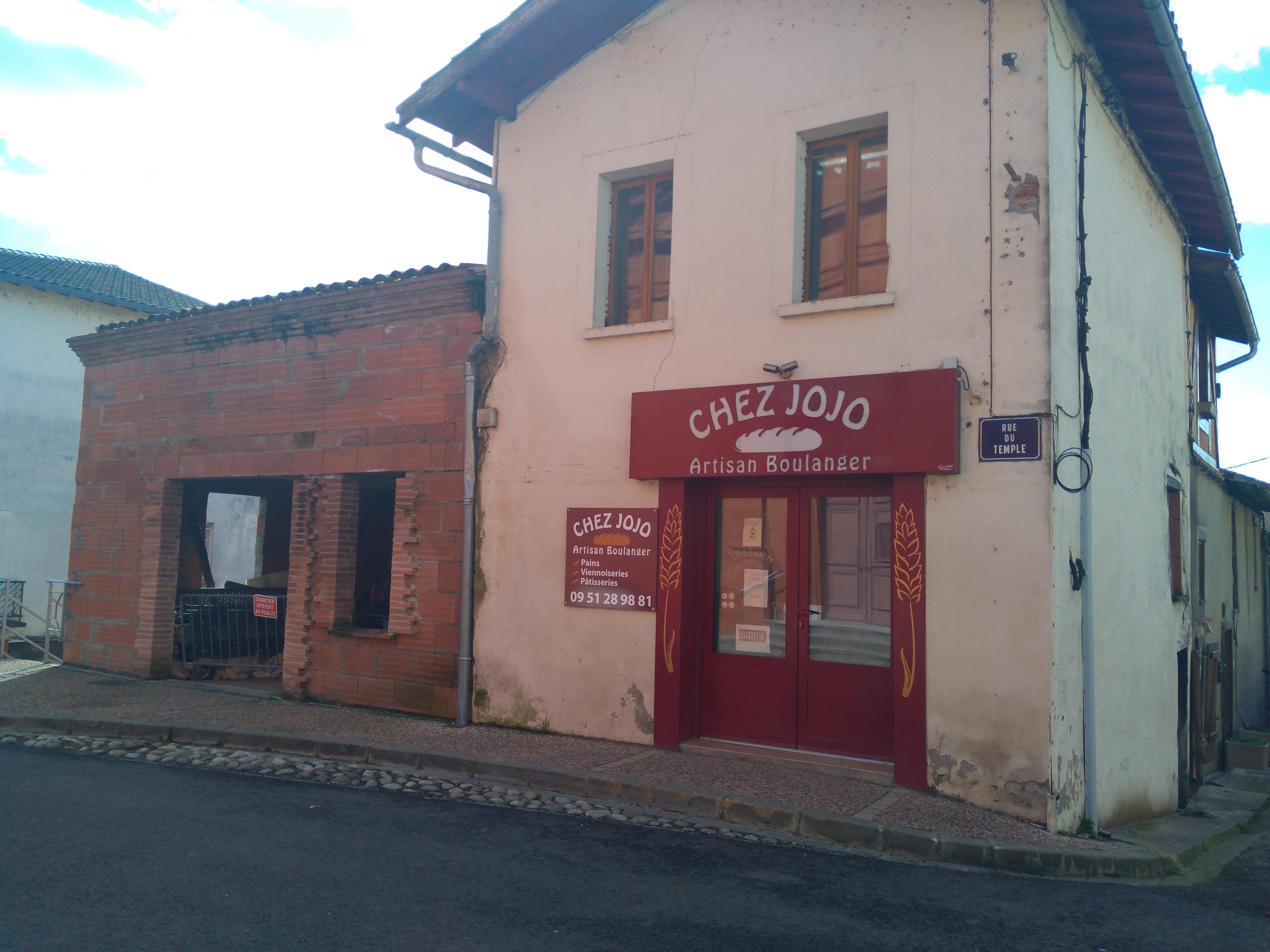 Boulangerie à reprendre – Centre du village

Boulangerie située au centre du village, fermée depuis août 2023 suite à une cession d’activité.
Le local dispose encore du matériel principal, notamment le four et le refroidisseur d’eau.

L’ensemble comprend :deux maisons une maison avec travaux a finir 

Un bâtiment d’environ 178 m², avec habitation sur plusieurs niveaux

Un fournil (four environ 10 m²) offrant un fort potentiel de redémarrage

Une maison avec DPE de septembre 2025 distincte du fournil habitation 

Idéal pour un professionnel souhaitant relancer une activité artisanale.
Boulanger de métier,et la pâtisserie avec les commodités 

📅 Visite uniquement sur rendez-vous.
Merci de me contacter pour organiser une visite.