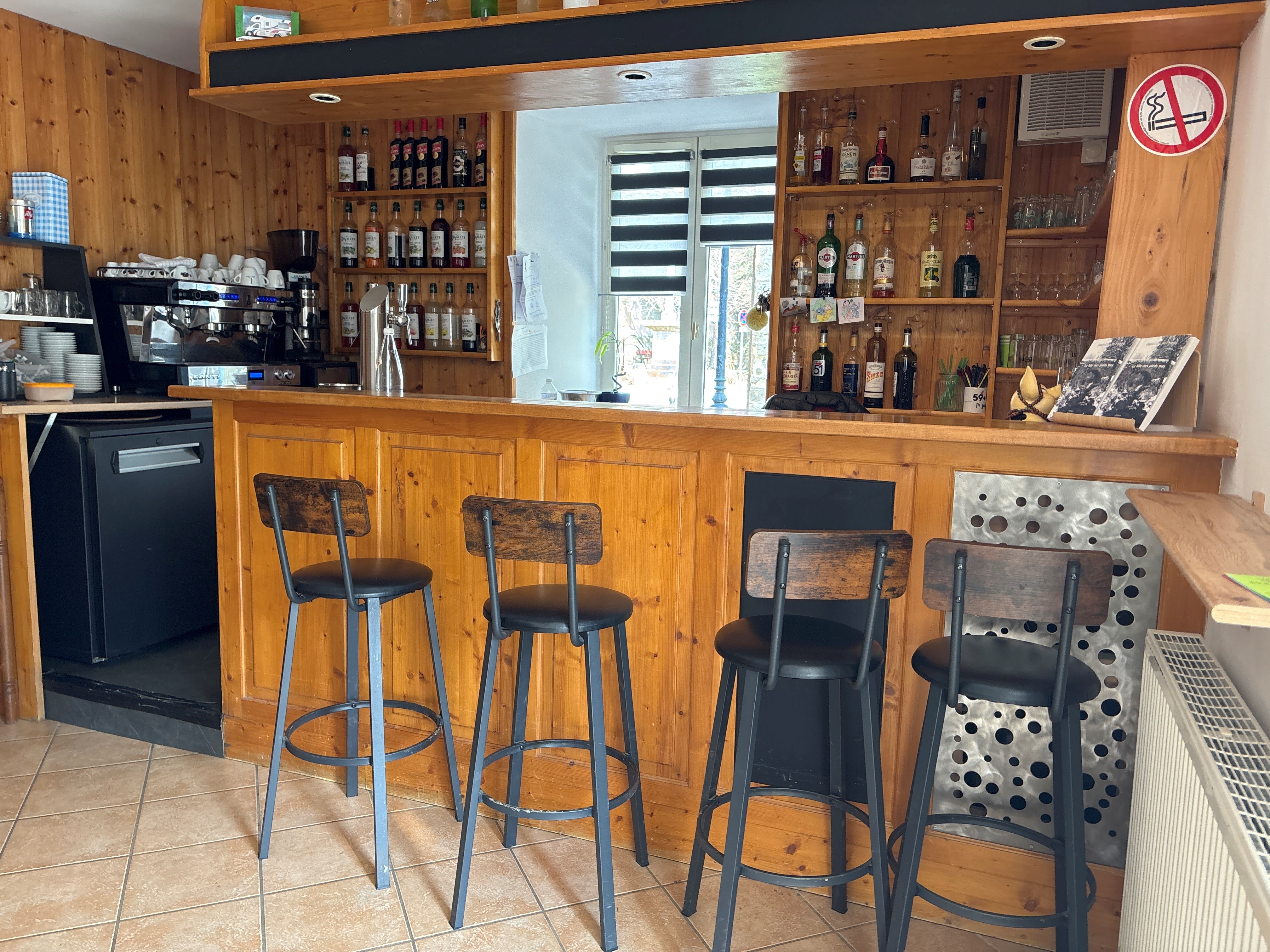 Afin de répondre aux attentes de ses habitants, la mairie de Préaux (Ardèche) souhaite assurer la continuité de son bar restaurant communal, les gérants actuels ayant annoncé leur départ en août prochain.

Dans cette démarche, la commune s'est rapprochée de la Chambre de Métiers et de l’Artisanat de l’Ardèche pour sélectionner et accompagner les futurs exploitants.

Voici les principales caractéristiques de cette opportunité de reprise : 
•	Location-gérance proposée avec un loyer attractif 
•	Licence IV incluse dans l’exploitation 
•	Locaux de 194 m² conformes aux normes d’accessibilité et de sécurité 
•	Cuisine spacieuse, équipée et conformes aux normes d’hygiène en vigueur   
•	Espace bar + 3 salles de restauration offrant une capacité minimale de 40 couverts 
•	Terrasse extérieure exploitable en saison 
•	Possibilité d’assurer la cantine scolaire (salle avec accès indépendant) 
•	Électricité fournie par EDF au tarif réglementé 
•	Chauffage et production d’eau chaude sanitaire assurés par une installation au gaz propane

Le dossier de candidature est transmis aux porteurs de projet intéressés et devra être déposé avant le vendredi 5 juin.