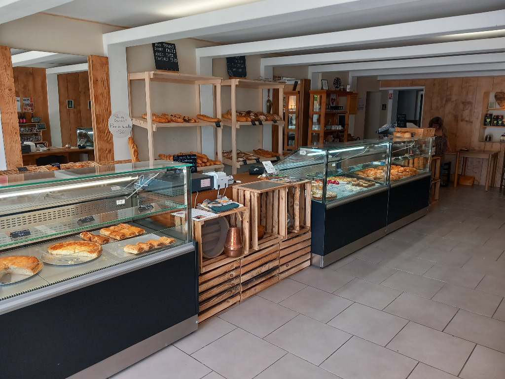 Plus qu'une Boulangerie "La Main à la Pâte" constitue un commerce de proximité incontournable au centre du Village de Labaroche.

Activités diverses autorisées : Boulangerie, Pâtisserie, biscuiterie, salon de thé, petite restauration, Traiteur, pizzeria sur place ou à emporter, cellier des montagnes, vente de locaux conditionnés sous vide, dépôt de paniers de légumes à emporter, point Mondial relais. Licence 1 restauration et vente alcool à emporter.

Bel outil de travail d'environ 200 m2 composé d'une surface de vente accueillante et d'un fournil fonctionnel et bien équipé, terrasse et parkings à proximité. Garage bien utile pour stockage.

Aucun travaux à réaliser car le local a été rénové récemment (60.000€ de travaux en 2022) et il est conforme aux normes incendie et accessibilité PMR.

Opérationnel de suite avec Matériel récent (140.000€ en 2022).

Loyer de 1 455 € /mois + 108 € de prov/charges. Reprise du bail encours (07/2022).

Dernier Chiffres d'affaires HT annuel :
2023 = 279.000€ (après reprise de l'ancienne boulangerie, 2ans de fermeture, (Covid + Travaux)
2024 = 249.000€ (avec 5 mois de fermeture, désaccord entre associés, rachat des parts)
2025 = 386 000€ avec encore possibilité de  développement.

Prix affiché : 174 400 € Honoraires Agence Inclus à charge acquéreur. 

Pour tout renseignement ou visite, contacter Karine Maréchal au 06.24.74.88.32