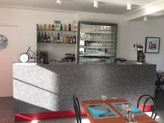 La commune de La Cropte recherche un(e) porteur(se) de projet pour reprendre la gestion de son restaurant communal 

L’établissement offre de nombreux atouts :

- Situé au cœur du village
- Activité existante avec une clientèle ouvrière
- Fort potentiel de développement
- Espace vert attenant avec terrasse aménageable
- Capacité actuelle d’environ 35 couverts
- Logement situé au-dessus du restaurant

 Une belle opportunité pour allier activité professionnelle et qualité de vie dans un cadre rural agréable.

Nous recherchons une personne motivée, prête à s’investir dans la vie locale et à participer à la dynamique de la commune.

Prix du loyer très attractif (restaurant et appartement)