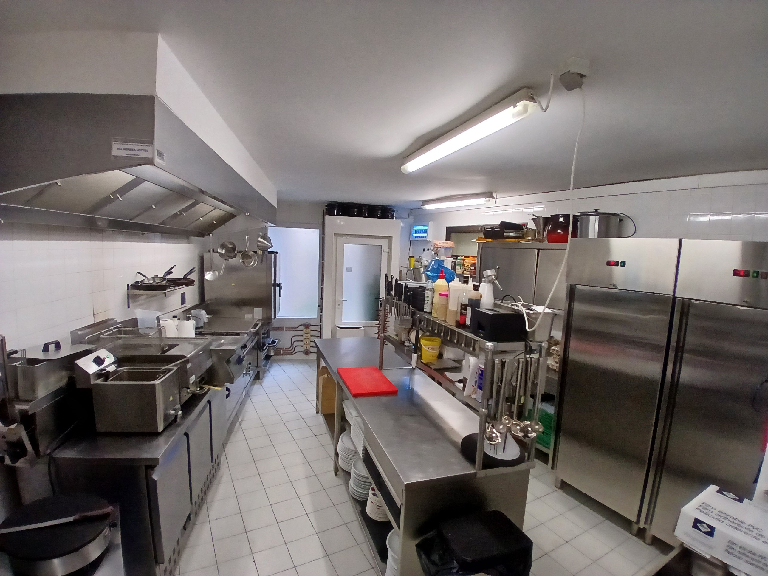Opportunité exceptionnelle : Cause retraite vends fonds de commerce Restaurant, Planchas/Grillades, Crêperie avec licence III. 
	Cette affaire est située dans le sud Aveyron, le long de la Dourbie, sur un emplacement stratégique au centre de la place principale du village de Nant (12230). 
	Bourgade très touristique, proche de la A75 à une heure de Montpellier et comprenant une école, un centre médical et tous les commerces de proximité. 
	Localité au nombreuses fêtes votives, concerts et animations estivales, vous pourrez développer cette affaire à forte saisonnalité et référencé Relais Motards. 
	Restaurant à l’origine d’un nouveau concept original et très convivial de Planchas à partager. 
	Vous évoluerez dans un restaurant spacieux de 100m² intérieur et de 80m² extérieur, entièrement refait à neuf et sans aucun travaux à prévoir. 
	L’établissement se présente comme suit :
        ◦ Cuisine professionnelle de 40m² entièrement équipée selon les normes HACCP.
        ◦ Salle de restaurant lumineuse de 60m² avec 37 couverts, prête à accueillir vos convives. 
        ◦ Terrasse de 80m² avec 40 couverts et un espace salon. 
      
        Affaire florissante ou le bien être est au rendez-vous et ce dans un cadre de vie Idyllique. 
         L’accompagnement transitoire sera assurée en cuisine comme au service.
                                      Acquisition des murs possible.