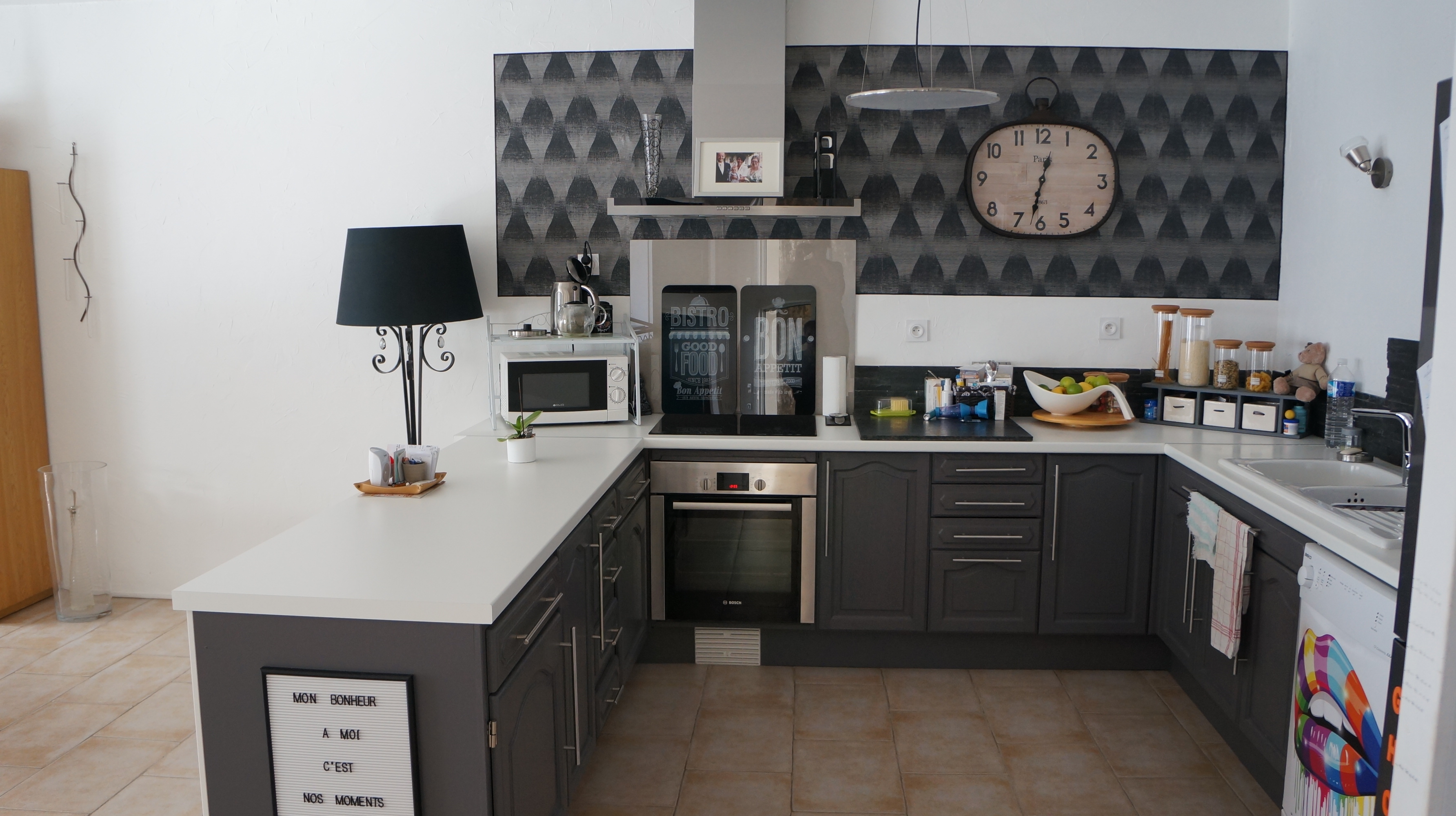 Vous souhaitez changer de vie pour découvrir une nouvelle vie, dans un village Médiéval et cité Thermale, tourisme . La commune de Cazaubon est composée de 7 hameaux dont la station Thermale de Barbotan les Thermes (16000 curistes/an) et ses commerces et écoles de la maternelle au collège, médecins, pharmacie, poste, banque, supermarché, coiffeur, fleuriste etc..... se situe dans le département du Gers dans le bas Armagnac avec ses 1670 habitants. 
Pour facilité ce changement de vie, un bel appartement de 130m2 avec 3 chambres, grande pièce de vie avec cuisine équipée et aménagée vous attend au-dessus du local commercial, cave, buanderie. Le plus de cet appartement une grande terrasse de 40m2 à l'abri des regards. Pour compléter tout cela un agréable terrain de 650m2 avec un logement de 40m2  à rapport locatif.
Vente de l'ensemble 220000€