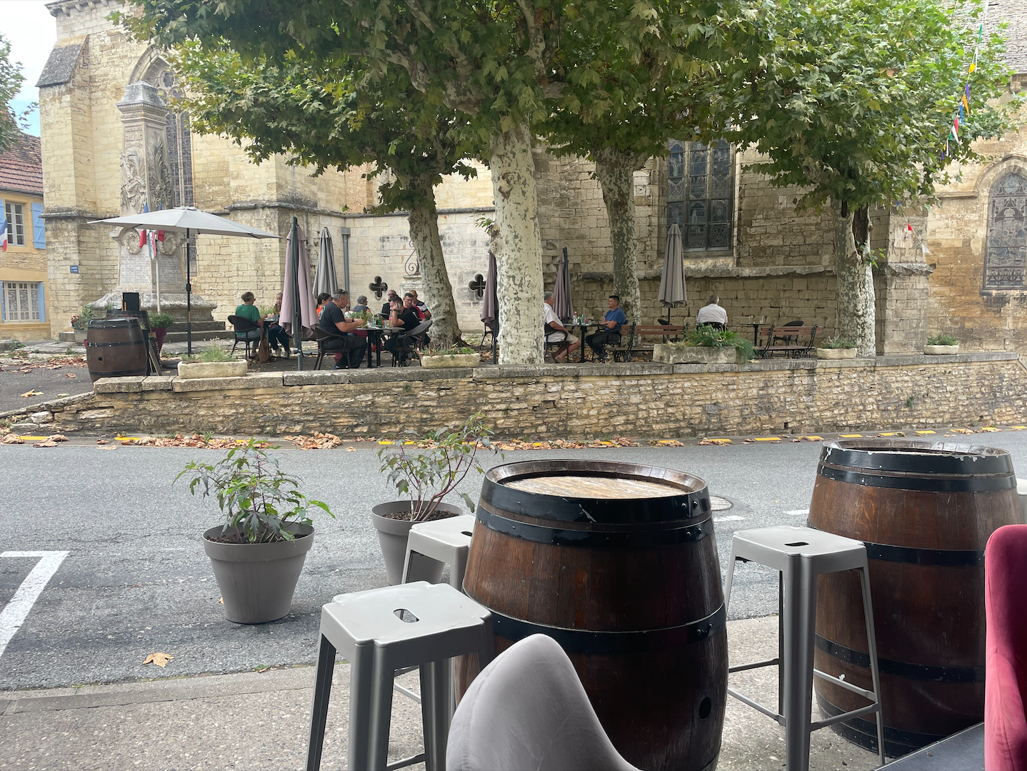 Murs et fond - Bar / Restaurant avec sa maison d'habitation et ses 5 chambres d'Hotels.

Nous vous proposons à la vente ce bar - restaurant dans un charmant village du Lot, entre Sarlat et Gourdon avec sa terrasse extérérieure.

La partie professionnelle se décompose comme suit: un hall d'accueil avec son bar, une grande salle de restaurant entiérement refaite et sa cuisine equipée.

Egalement, une grande cave au niveau inférieur pour faciliter le stockage.

Au premier étage, 5 chambres à réhabiliter et au deuxiéme étage un vaste comble aménageable de 85 m2.

Séparé par la cour intérieure et avec une entrée indépendante, vous trouverez la maison d'habitation avec en rez de chaussée un salon - séjour avec sa cheminée.

Un salle de bain, une chambre et un dressing compléte ce niveau. Au premier étage, vous disposerez de deux chambres supplémentaires.