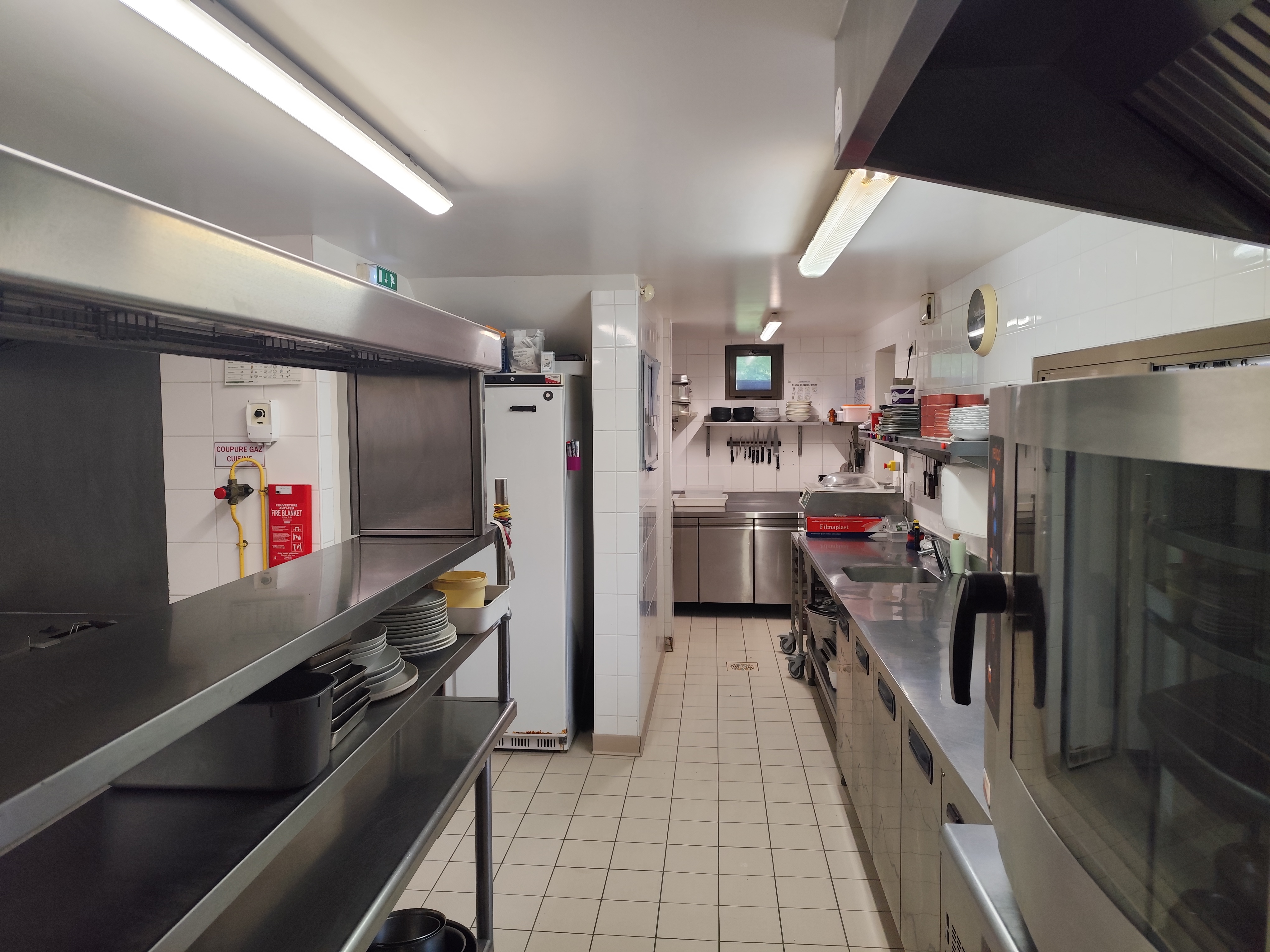 Restaurant semi-gastronomique idéalement situé sur la commune de Miers, au bord du lac de la source et situé au sein de l’espace de loisirs de la source salmière. Le restaurant dispose d'une clientèle fidèle et bénéficie d'une forte affluence touristique en haute saison. 
Le restaurant a été entièrement rénové avec goût en 2022, le mobilier intérieur a trois ans et le mobilier d’extérieur (chaises, parasols) a été renouvelé en 2024.
Le restaurant bénéficie d’une grande salle moderne et lumineuse, d’une capacité d’une quarantaine de couverts, d’une terrasse sur pilotis surplombant le lac également d’une quarantaine de couverts, ainsi qu’un espace bar, accueil.
Aujourd’hui le restaurant est ouvert à l’année, avec 2 jours et demi de fermeture par semaine et opère en haute saison avec un effectif de 5-6 personnes. Deux salariés en CDI à l’année prêts à continuer l’aventure.
Capacité : volontairement limité aujourd'hui à 40 couverts en salle, 40 couverts en terrasse, la surface permet la possibilité d’augmenter le nombre de couverts.
Terrasse ombragée au bord de l’eau, avec vue 360° sur le lac de la source.
Cuisine moderne entièrement équipée (four mixte, cellule de refroidissement, frigos, machine sous-vide) et est vendue avec l’ensemble du matériel de cuisson.
Établissement rénové en 2022, mobilier extérieur et intérieur quasi-neuf, pas d’investissements à prévoir.
Grand parking devant le restaurant.
Cadre unique au cœur du parc de la source salmière, sans route à proximité, calme et dépaysement garantie.
Loyer très intéressant.
Restaurant avec une très belle réputation locale, offrant des axes de développement.
Valeur du fonds de commerce : 250 000 €

C.A : Sur demande
E.B.E : Sur demande
Loyer : Sur demande