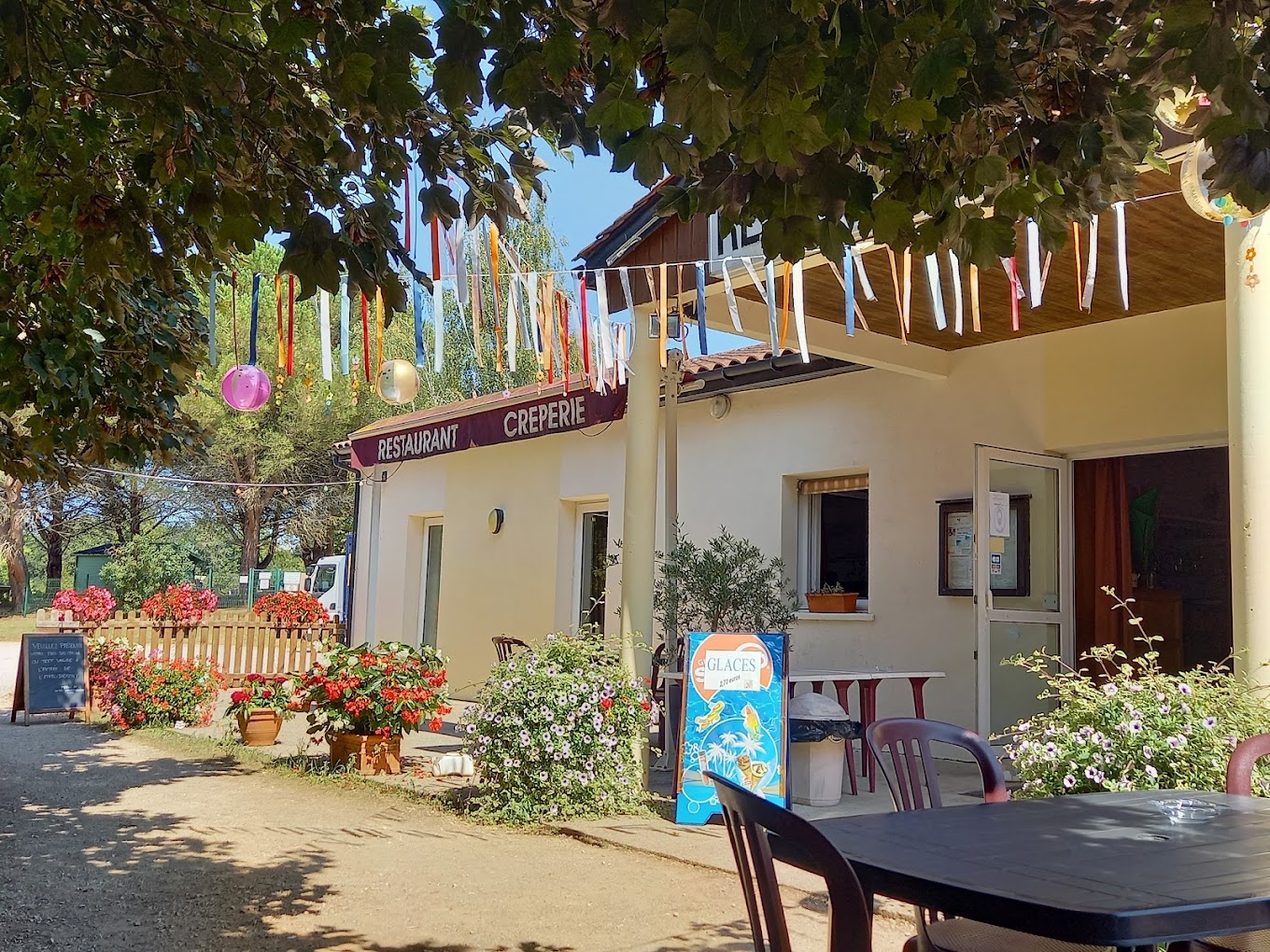 Restaurant idéalement situé à Cavagnac, au carrefour des sites touristiques majeurs tels que Martel, Collonges-la-Rouge, Turenne et Carennac. Le restaurant dispose d'une clientèle fidèle et bénéficie d'une forte affluence touristique en haute saison.

Capacité : 70 couverts en salle, 120 couverts en terrasse
Superficie totale : 5 000 m²
Terrasse ombragée avec vue sur le château et l’église de Cavagnac
Cuisine entièrement équipée (four mixte professionnel, chambre froide, cellule de refroidissement, crêpières)
Grand parking à disposition
Infrastructures : Piscine, parc de jeux communal mitoyen, cabane grill, studio
Fort potentiel de développement
Le prix de vente est fixé à 250 000 € à négocier pour fonds et murs:

180 000 € pour les murs
70 000 € pour le fonds de commerce