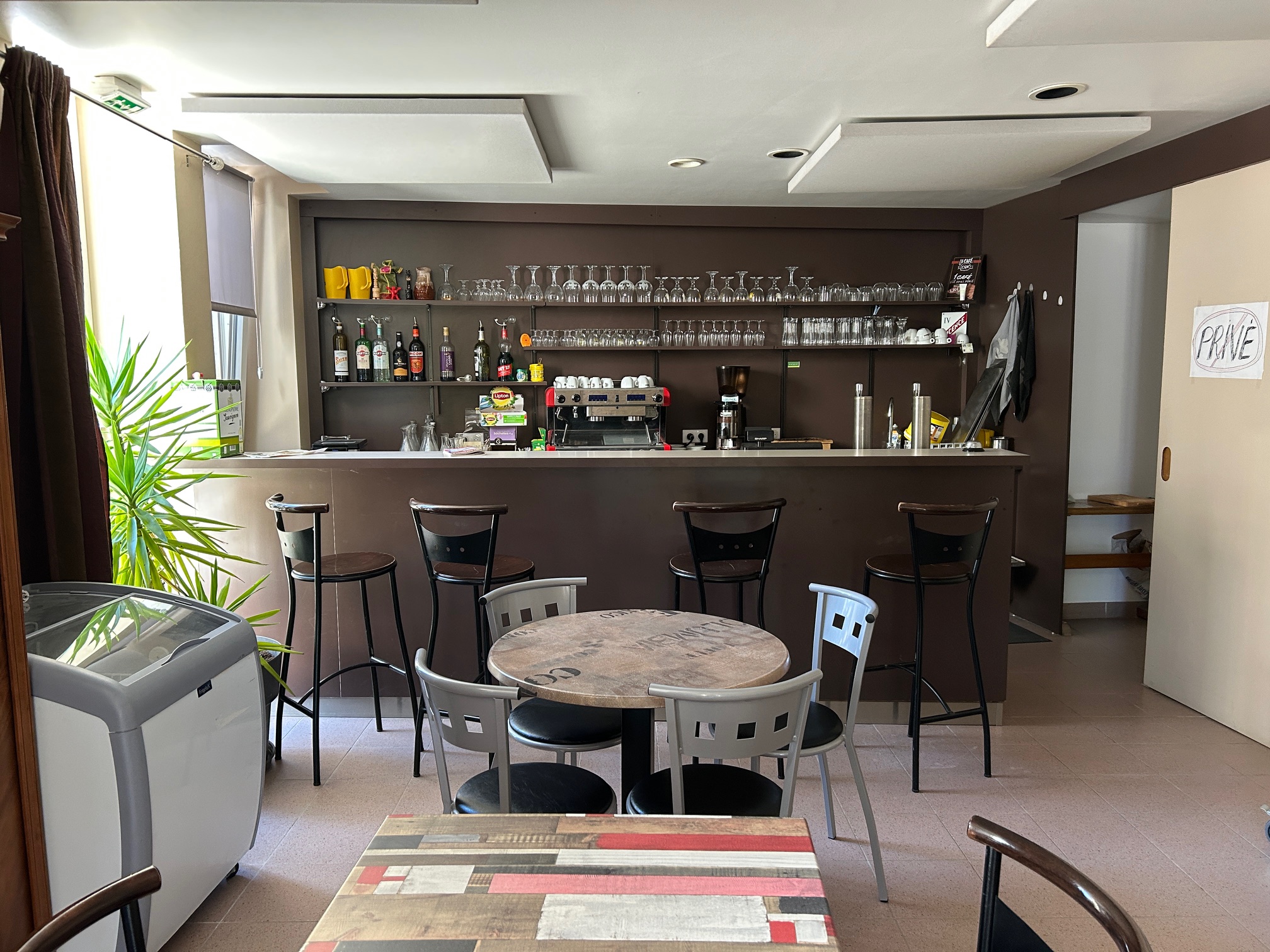 En Champagne, dans un charmant village de 180 habitants avec de nombreuses résidences secondaires, L'Andion est un bar restaurant auquel sont adossées une poste et une épicerie sur une surface de 160m².
Seul commerce du village, situé en plein centre face à la mairie et à l'église, il est le lieu de rencontre des habitants et joue un rôle de lien social important.
La cuisine et le bar ont été entièrement créés à neuf et équipés de tout son matériel professionnel par la mairie de Cunfin en 2008 dont nous sommes devenus propriétaires en 2020. 
Attenant au commerce se trouve un terrain de 90m² constructible et 120m² de terrasse aménagée.
L'habitation de 140m² se trouve à l'étage et comporte 3 chambres, un salon salle à manger, cuisine, salle de bain et WC.
Suite au décès de mon épouse qui était la cheffe cuisinière j'ai décidé de mettre le commerce et le logement en vente.