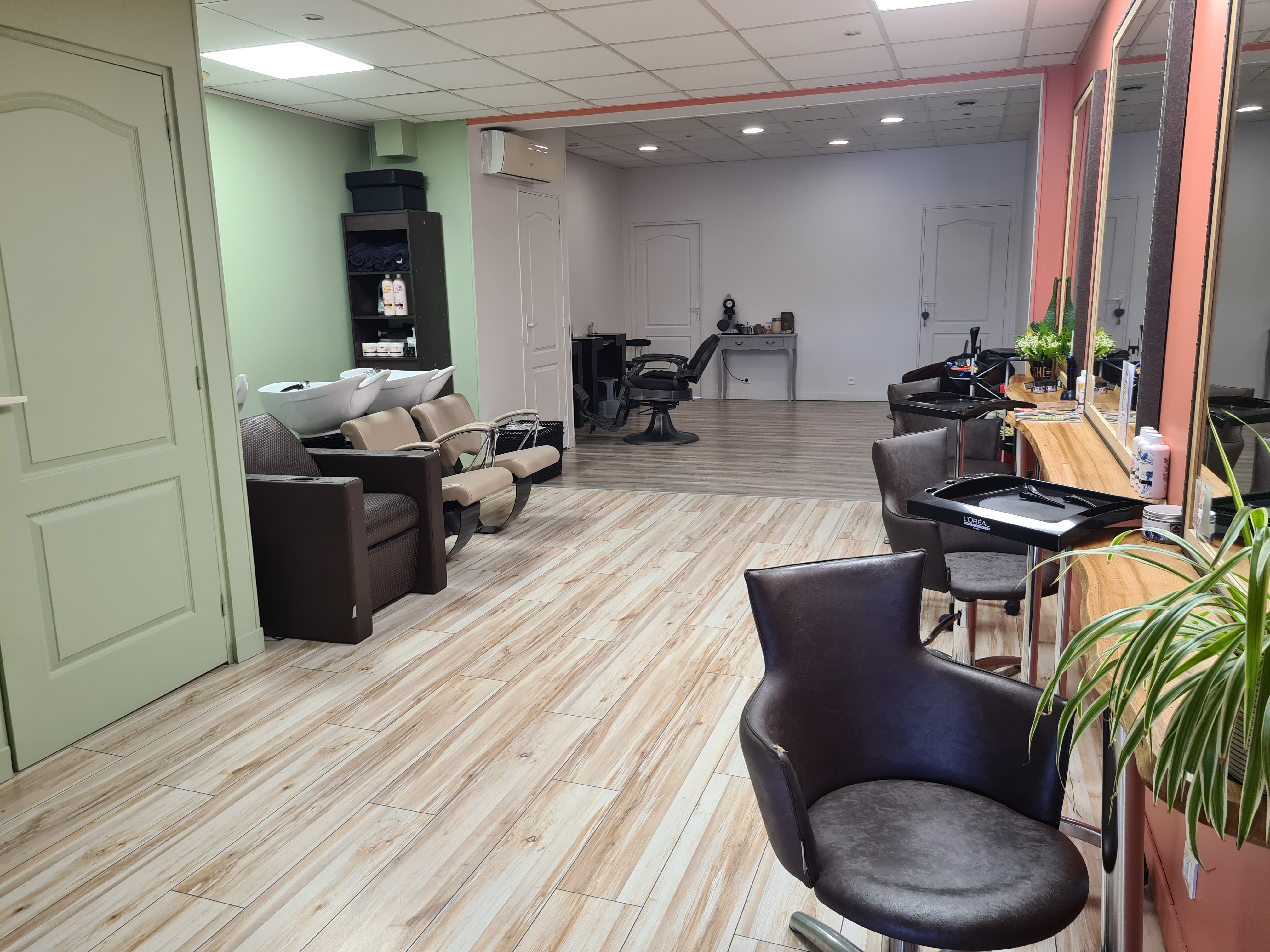 Salon de coiffure et esthétique, refait en 2023.
Sur un axe passant et proche grandes surfaces 
99m2 
750€ de loyer