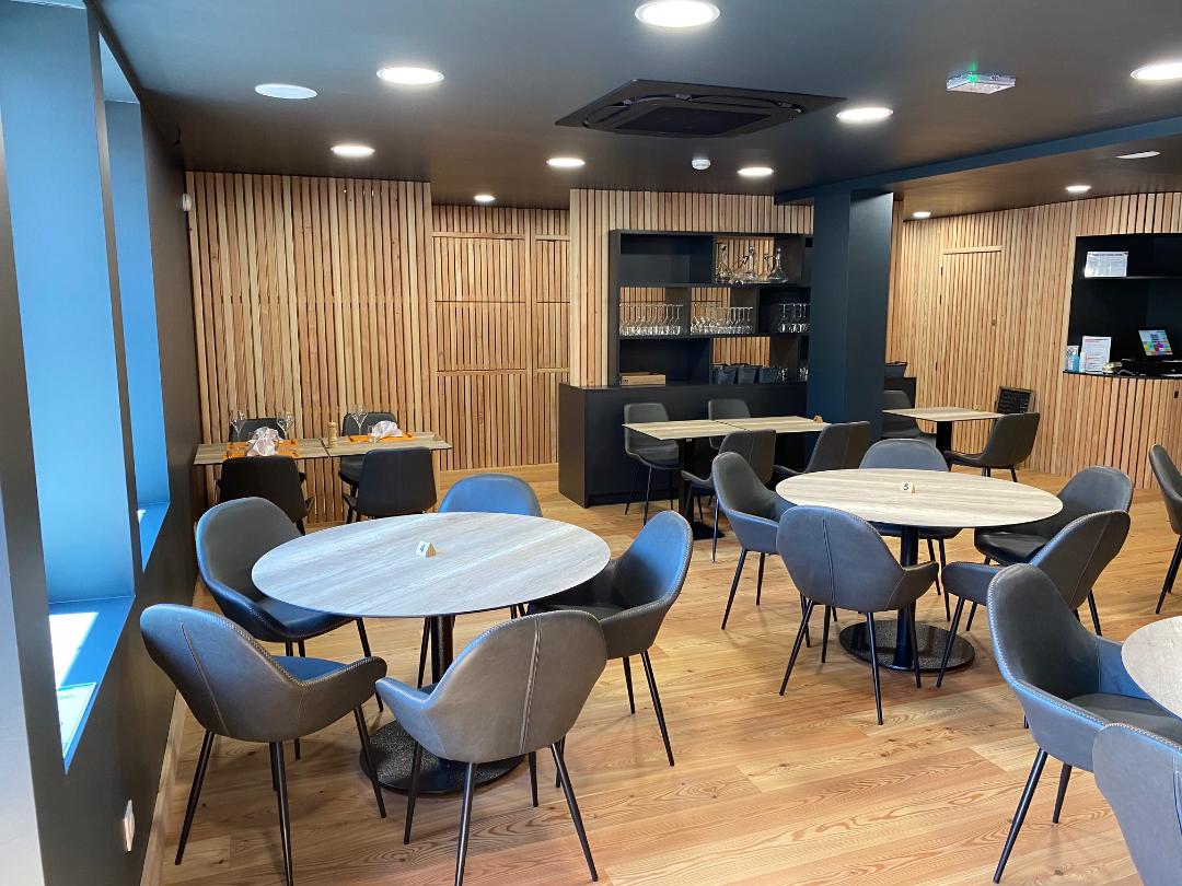 HÔTEL/RESTAURANT À VENDRE – FONDS DE COMMERCE + BAIL COMMERCIAL ou FONDS DE COMMERCE + MURS – BUSSANG (VOSGES)

🚨 Une occasion à saisir pour les professionnels de l’hôtellerie et de la restauration !
Nous proposons à la vente le fonds de commerce de l’Hôtel du Tremplin, un établissement 3 étoiles à Bussang, en plein cœur des Vosges 🌲⛰️

👉 Vous reprenez un établissement clé en main :
🏨 10 chambres d’hôtel *** – 23 couchages
👨‍👩‍👧‍👦 2 chambres d’hôtes familiales – 8 couchages
🍽️ Bistrot & Restaurant 60 places – cuisine professionnelle équipée
🍷 Licence IV

💰 Conditions de vente :
• Prix du Fonds de commerce à vendre : 140 000 €
• SI Bail commercial : 4 000 € HT/mois
• Garantie demandée : 3 loyers
• Emplacement stratégique et clientèle toute l’année
• Prix des Murs : 550 000 €

📍 Emplacement idéal pour une reprise en toute sérénité.
🤝 Accompagnement possible au démarrage

✅ Idéal pour un chef.fe, un couple ou un repreneur(se) motivé(e) ayant un projet solide et un apport personnel.

📞 Intéressé(e) ? Contactez-nous en message pour plus d'infos !
📧 hoteldutremplin@gmail.com

📸 Photos sur demande – Visite sur place possible

#Hôtellerie #AchatFondsDeCommerce #Vosges #HôtelRestaurant #Investissement #Bussang #RepriseEntreprise #LocationGérance