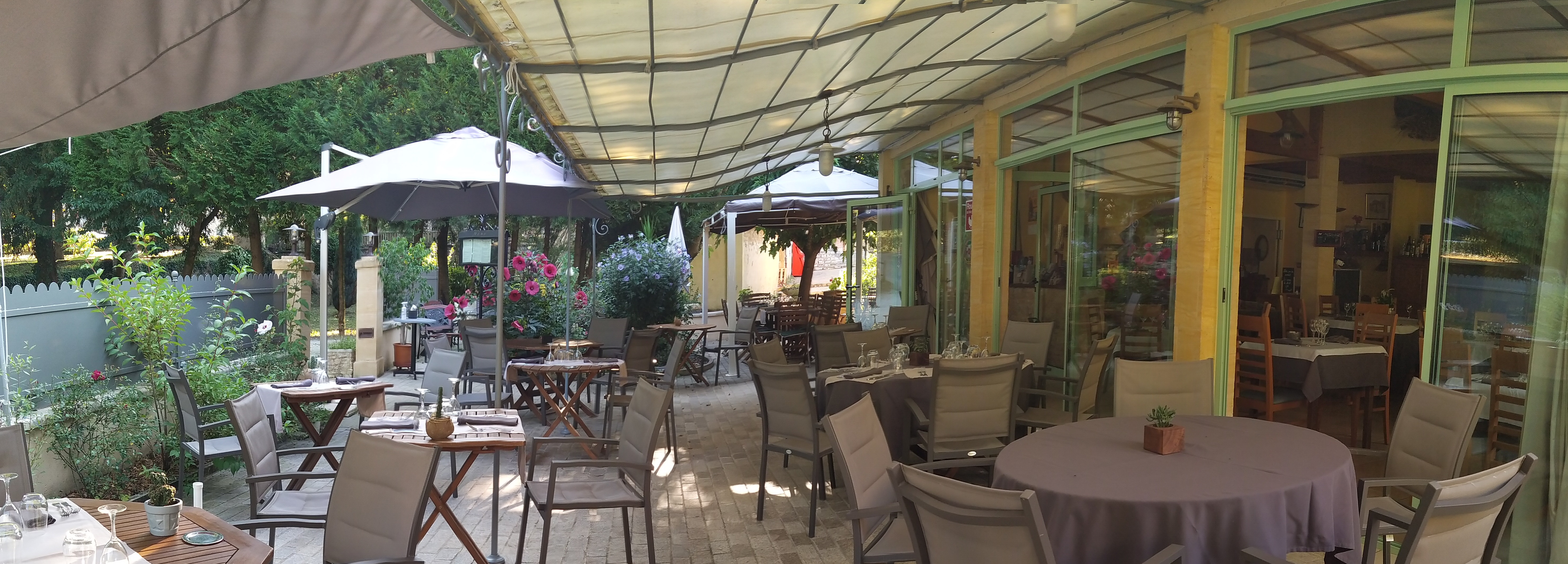 A FONGAUFFIER 24170 SAGELAT,
20 pièces environ 500m² 
Murs et fonds de commerce. Au cœur d'un charmant village du Périgord noir, au pied d'un des plus beaux villages de France, Belvès.
Situé prés d’un cours d’eau La Nauze, proche d'une filature, cette ancienne auberge vous accueille pour vous faire déguster les produits locaux.
Belle clientèle d'habitués et touristes de passage.
La salle propose 70 couverts et une terrasse 60 couverts.
Cuisine, locaux professionnels et outils de travail en excellent état.
Licence IV. Murs et Fond de Commerce.
La partie hôtellerie *** dispose  6 chambres et leurs sanitaires pour les randonneurs du Chemin de Compostelle et autres touristes.
Un appartement  comprenant trois chambres un grand salon/ salle de repas/cuisine
Un ancien petit bar pouvant être restauré à votre goût.
Situé prés d’un grand parc avec le ruisseau La Nauze et un parking communal.
En vente pour cause de départ à la retraite.