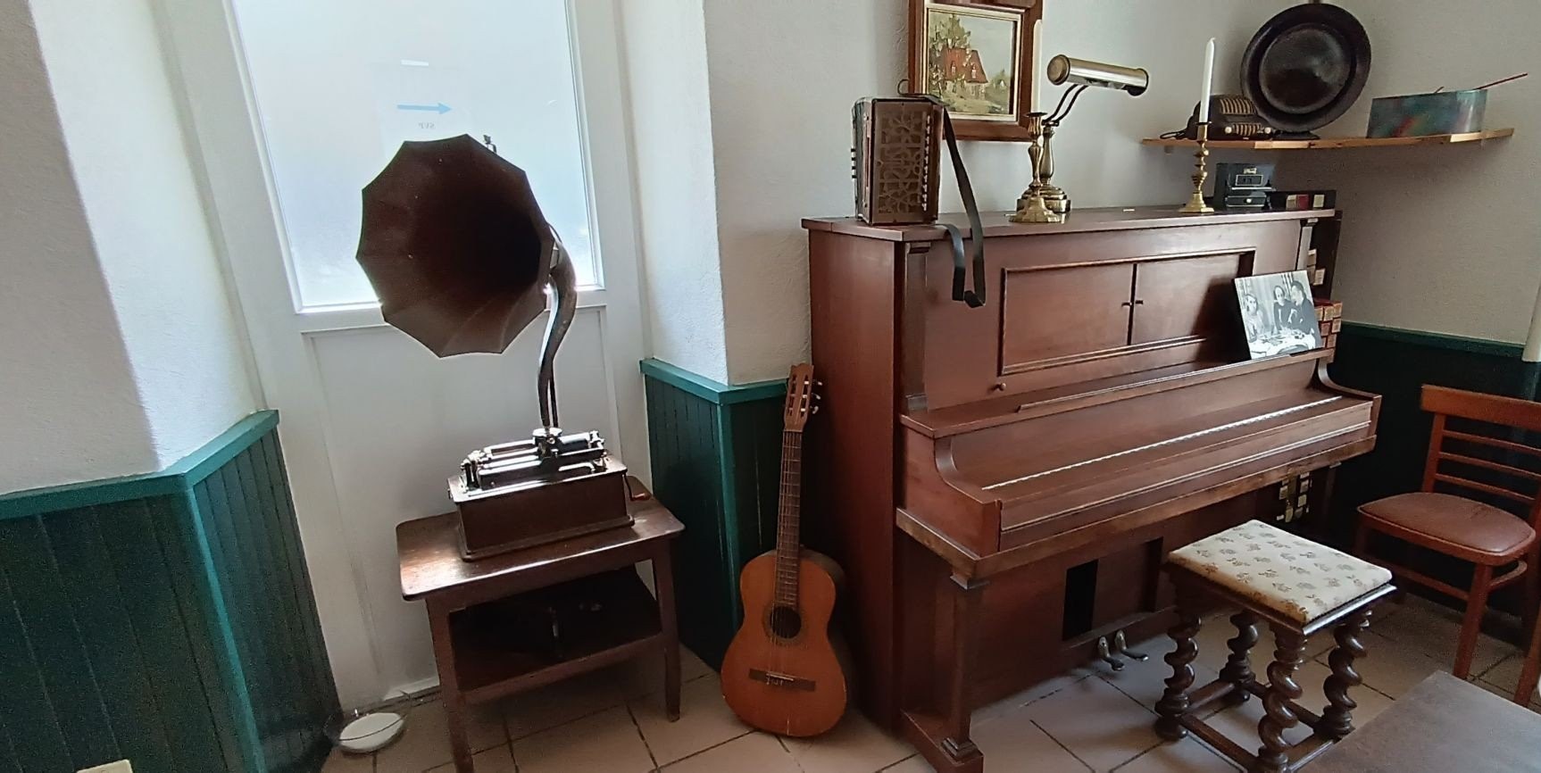 A saisir RESTAURANT?BAR+ RESIDENTIEL 282m2- sacrifié 95.000	
 
Bar restaurant prix sacrifié 95000€. Acheté en 2023 mais non exploité pour raisons de santé.( entre autres AVC) Idéalement situé sur la commune de La Chèze, sur la route départementale reliant le département des Côtes-d'Armor à celui du Morbihan, l'Auberge du Lié, vous propose : - une grande salle de 80m2,  un très beau bar de plus de 5 mètres avec fresques déco marine. - une salle attenante de 40 m2  avec entrée privative sur le logement du 1er étage ;  une cuisine 30m2 (à moderniser),  deux sanitaires pour la clientèle. - un jardinet et 2 dépendances, à l'avant une terrasse de 30 m² environ ensoleillée donnant sur la Place de la Mairie (parkings et jardin paysagé). A l'étage, 7 pieces , salle d'eau, WC séparés. Combles isolés 120m2. Système de chauffage modernisé (pompe à chaleur). Baie vitrée et douze fenêtres oscillo-battantes en PVC double vitrage. DPE (B) Licence 4. Directement situé sur la route nationale. (SVP  acheteur sérieux, 2ans d'attente sur des financements refusés).