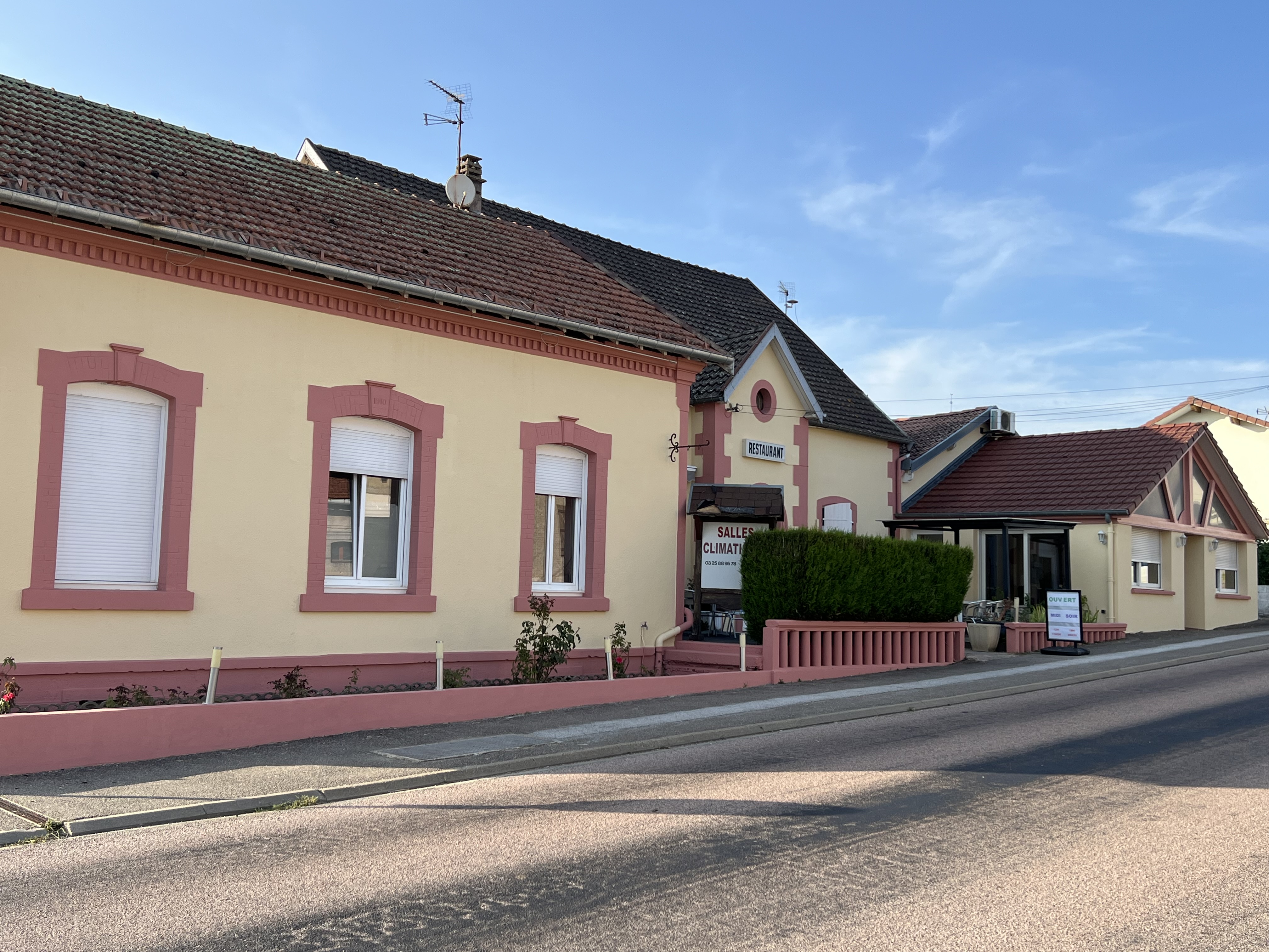 Rare, bel ensemble de 550m2 ne nécessitant pas de travaux, 29 ans d'exploitation avec une forte renommée, clientèle fidèle, régulière, diversifiée, sur un terrain de 2376m2 paysagé ainsi que deux parking en bordure de la Meuse (forte attraction pour les Belges et Hollandais).Rez-de- chaussée de plain- pied, comprend la partie restaurant, hall d'accueil, bar, 4 chaleureuses salles de restaurant dont une véranda et climatisées. Une terrasse d'été pour 10 personnes, des sanitaires hommes, femmes, incluant aussi un W.C. pour P.M.R. Un espace de trois chambre et salles d'eau pour le personnel ou autre. Cuisine très vaste et lumineuse entièrement équipée de matériel de qualité, en excellent état, aux normes avec une extraction vers l'extérieur, avec de nombreux frigos, une chambre froide, espaces de stockage, réserves denrées et matériel très complet.(Traiteur).
Un immense sous-sol avec caves voutées, buanderie, salle de jeux, 2 pompes à chaleur un ballon thermodynamique, une deuxième chaufferie bois, un garage.
Un étage avec appartement de fonction de 6 chambres, bureau, 2 salle d'eau, toilettes séparées, un grenier de 80m2, et un autre étage sous toiture neuve de 130m2 à amménager.
A 3 km de la sortie d'autoroute N° 8 KM 139 SUR A/31 AXE Luxembourg Espagne.
Clientèle en semaine V.R.P, ouvriers, vacanciers, entreprises locales, curistes, avec menu du jour et carte, le week end en mode grastronomique, sans oublier l'apport de clientèle de l'hôtel Maas voisin et partenaire.
Opportunité rare d'acquérir cette affaire bien établie, clé en main, avec un potentiel à encore exploiter, accompagnement possible pour lancer la nouvelle équipe. UNE VISITE S'IMPOSE. CAUSE RETRAITE.