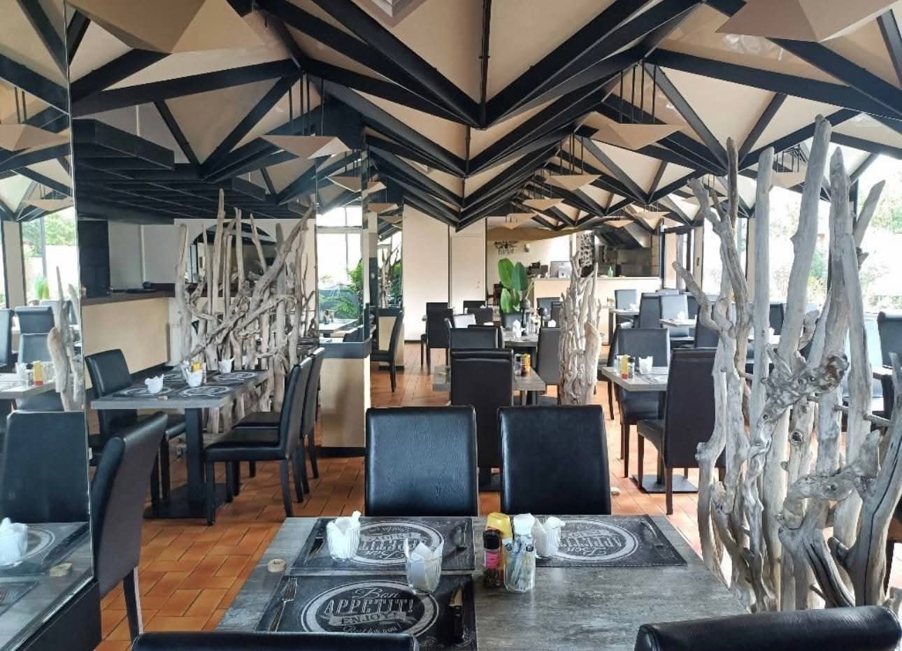 Restaurant a fort potentiel avec son parking bien placé avec centrale nucléaire de pierrelatte,  ce restaurant de 400 m2 avec son grille et son coin pizzeria une très belle salle avec magnifique bar 
Vous pouvez faire karaoke,  mariage,  séminaire etc le coup de cœur assuré vous avez un appartement sur place vous avez les entreprises et les ouvriers de la centrale nucléaire qui viennent se restaurer le midi , nous vendons pour raison de santé preuve à l appuis 
Vous avec un bail tous commerce un énorme potentiel pour vos projets et événements 
Mon no 0660126096