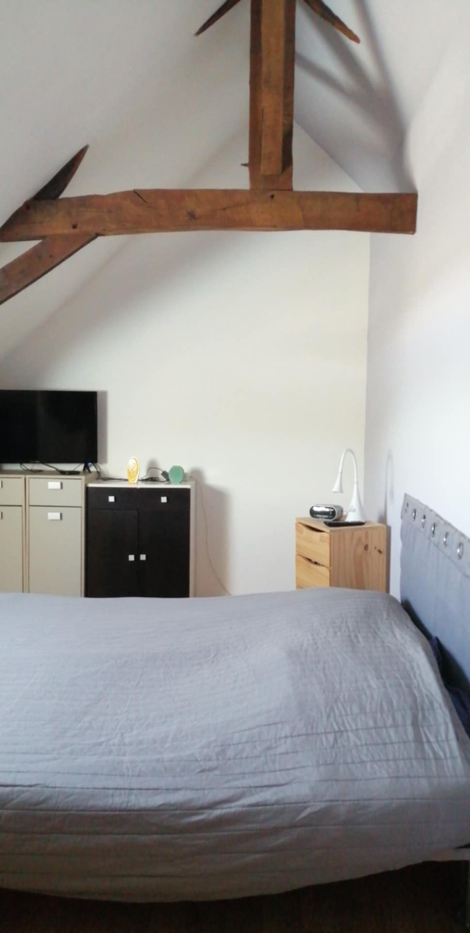 Dans un village de 1260 habt ,sur un axe Le Mans, Angers, à 6 km d'une ville de 15000 habt très passager.
Grands parking devant établissement gratuit.
Tenu par un couple depuis 8 ans, une serveuse à mi temps depuis mai 2025.
Pour nous les trimestres d'un travail d'une vies sont complets.
Le bar restaurant est ouvert que le midi, du lundi au vendredi, pas de prestation extérieure.
Au menu ouvrier et familiale, service buffet d'entrée, le talent culinaire des plats mijoté seront appréciés.
Salle de 60 places assises, dont une pour groupe sur réservation de 16 à 23 pers. Totalité de la surface de l'établissement 120 m2.
Une terrasse paysagé de 12 couverts.
Travail avec carnet de clientèle à la fiche pour les ouvriers.
Congés annuel 2 semaines en août,2 semaines aux fêtes et tous les fériés.
La cuisine à été refaite à neuf en 2019 ainsi que tout le matériels, four 7 niveaux, plancha gaz, friteuses électrique, fourneau 4 gaz plus plaques milieu et four gaz, installation électriques et gaz de ville tout est en inox.
Ce restaurant dispose d'une grande chambre positive "évaporateur neuf en avril 2025" une tour 2 portes et trois vitrines positives ainsi que 2 grand buffets pour le buffet d'entrée acheté en 2019 .
ballon eau chaude pour plonge séparé de la cuisine changer en 2024.
chaudière gaz pour le chauffage restaurant et eau chaude cuisine changer en 2023.
cave en dessous du restaurant.
Au dessus un logement 2 belles chambres ,un bureau ,une pièces avec kitchenette ,une salle de bain avec wc(tous repeint en 2025).bail commerciale de 3,6,9 ans, loyer avec logement 950€ mensuel.
chiffre d'affaires stable de 2023,2024,2025. 
bilan comptable à disposition.
pas de contrat à reprendre sur aucun matériel.