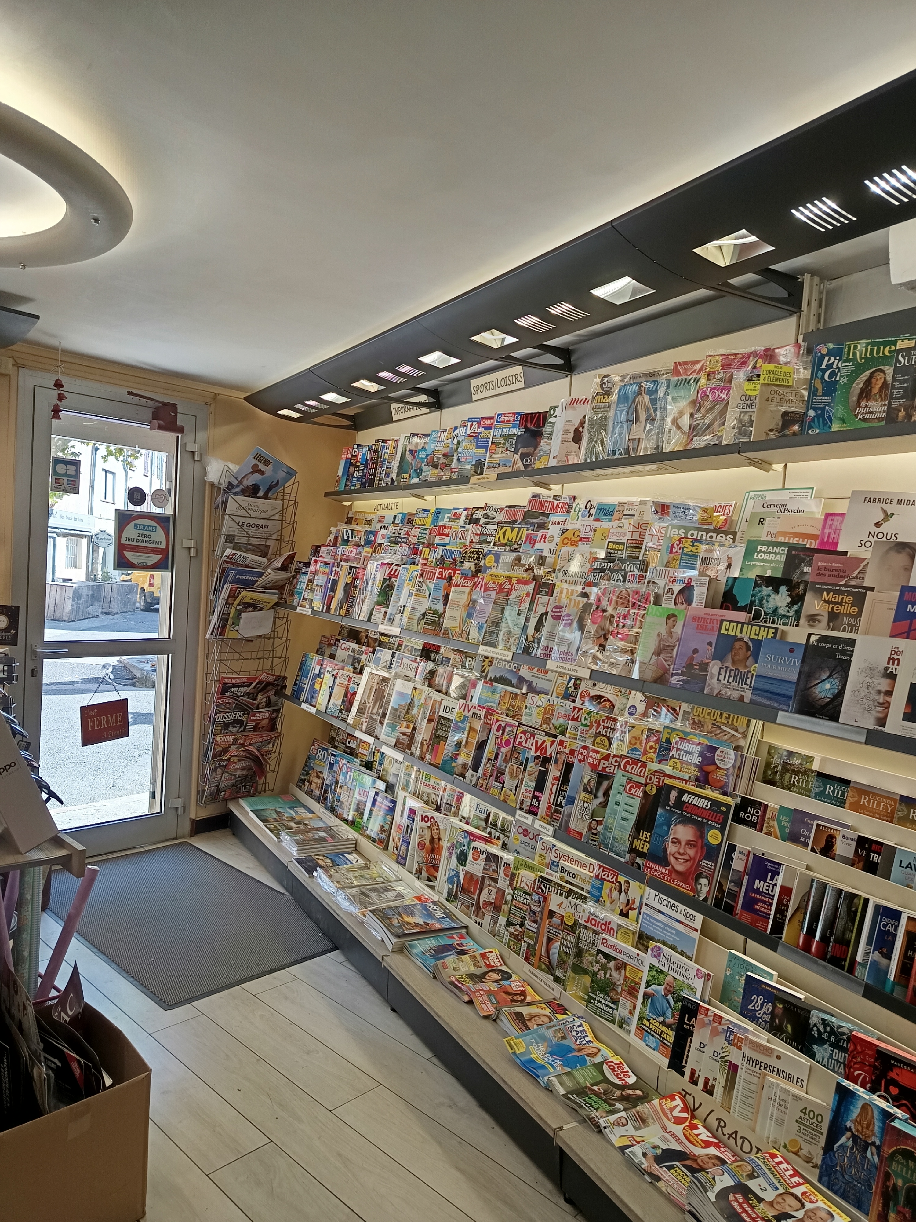 Presse – Librairie – Papeterie à céder, au coeur du var.

À vendre pour raison de santé : fonds de commerce d'une presse-librairie-papeterie installée au 24 rue F. Montenard, à Besse-sur-Issole, village dynamique de 3 100 habitants avec collège, au cœur du Massif des Maures.

**Un commerce vivant et ancré localement**
Depuis son ouverture en janvier 2025, la boutique s'est imposée comme un lieu de vie incontournable : presse quotidienne et magazines, librairie en dépôt-vente, papeterie, et un large choix de souvenirs et cadeaux touristiques. Le village bénéficie d'une fréquentation touristique qui apporte un complément d'activité appréciable en saison.

**Un vrai concept d'animation culturelle**
Au-delà de la vente, ce commerce a développé une identité forte grâce à une programmation d'événements réguliers : dédicaces d'auteurs, soirées ciné-dédicace en partenariat avec le Cinéma Le Marilyn, ateliers créatifs pour tous les âges pendant les vacances scolaires, partenariats avec des associations et créateurs locaux. Une clientèle fidèle s'est construite autour de cette dimension culturelle et conviviale.

**Un réseau de partenaires solides**
Relations établies avec des fournisseurs presse et souvenirs fiables, un réseau d'auteurs et d'illustrateurs partenaires, et une bonne implantation dans le tissu associatif local.

**Infos pratiques**
- Loyer mensuel : 253 €
- SIRET : 908 134 695 00026

**Une opportunité pour un nouveau projet**
Ce fonds offre une base commerciale saine dans un village où la structure économique reste stable, avec un potentiel de développement pour qui souhaite poursuivre l'activité telle quelle ou lui donner une orientation complémentaire (tiers-lieu, activité pédagogique, extension de l'offre culturelle...).