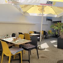 Bar Restaurant à vendre LES HERBIERS (85500)
Affaire saine à fort potentiel proche d'un parc à thème de renommée mondiale (12 minutes) et à une heure des plages vendéennes :
- Salle de bar moderne et chaleureuse
- Salle de restaurant séparée 120 couverts pouvant être privatisée pour évènementiel
- Terrasse 50 m²
- Cuisine professionnelle entièrement équipée
- Vestiaires, buanderie, salle de pause
- Parking autocars à 100 mètres
- C.A. 2024 : 387 000€
Potentiel de croissance :
- Actuellement fermé le soir, les week-ends, les jours fériés et 5 semaines de congés annuels, l'établissement présente de nombreuses possibilités d'évolution, notamment en période touristique. Partenariats avec autocaristes à développer.
Murs disponibles à la vente au prix de 249 320€.