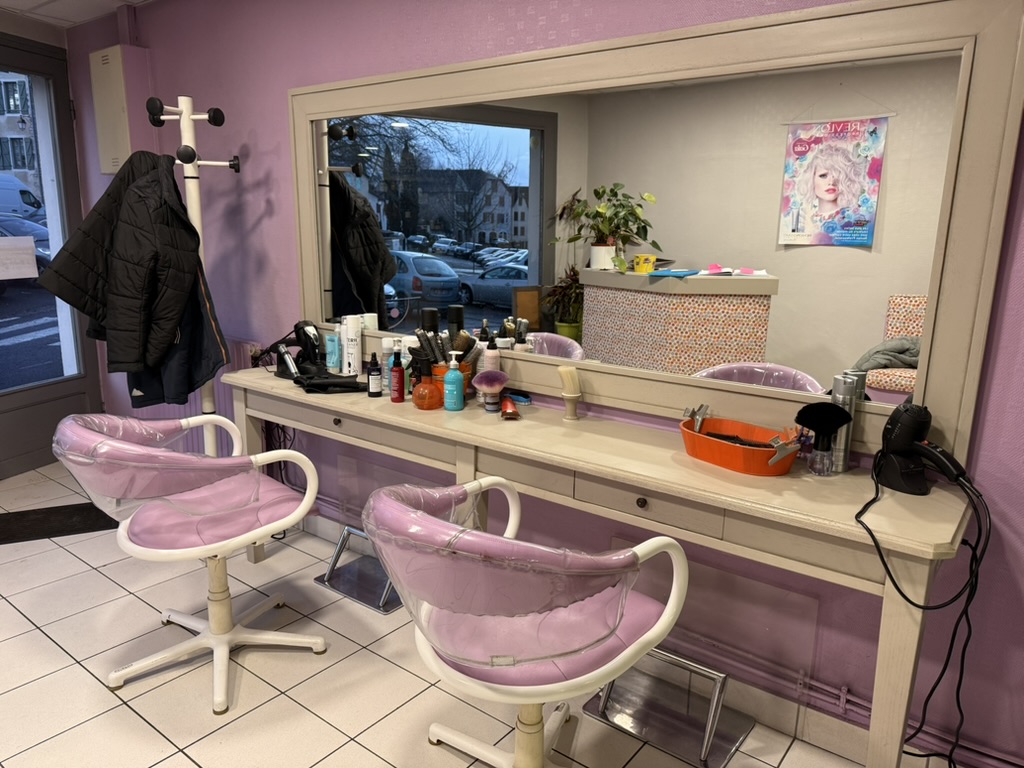 Découvrez ce charmant local commercial à vendre + fonds de commerce, situé au cœur d’Oloron-Sainte-Marie, dans un quartier historique très prisé ! 

Vendu avec le fonds de commerce, ce salon de coiffure établi depuis de nombreuses années (voir autre annonce) est une opportunité unique, qui vous permettra d’installer votre activité en toute sérénité et de sécuriser votre investissement.

Le prix de vente est très attractif, et le local, en excellent état, est prêt à accueillir votre projet dès demain.  

Profitez d’une excellente visibilité grâce à sa belle vitrine et d’une jolie vue sur la place centrale du quartier Sainte-Croix, un cadre idéal pour attirer votre clientèle.

Ne manquez pas cette occasion de vous implanter dans un quartier dynamique et plein de charme !
Contactez-moi pour plus de renseignements.
Roseline RABILLER
