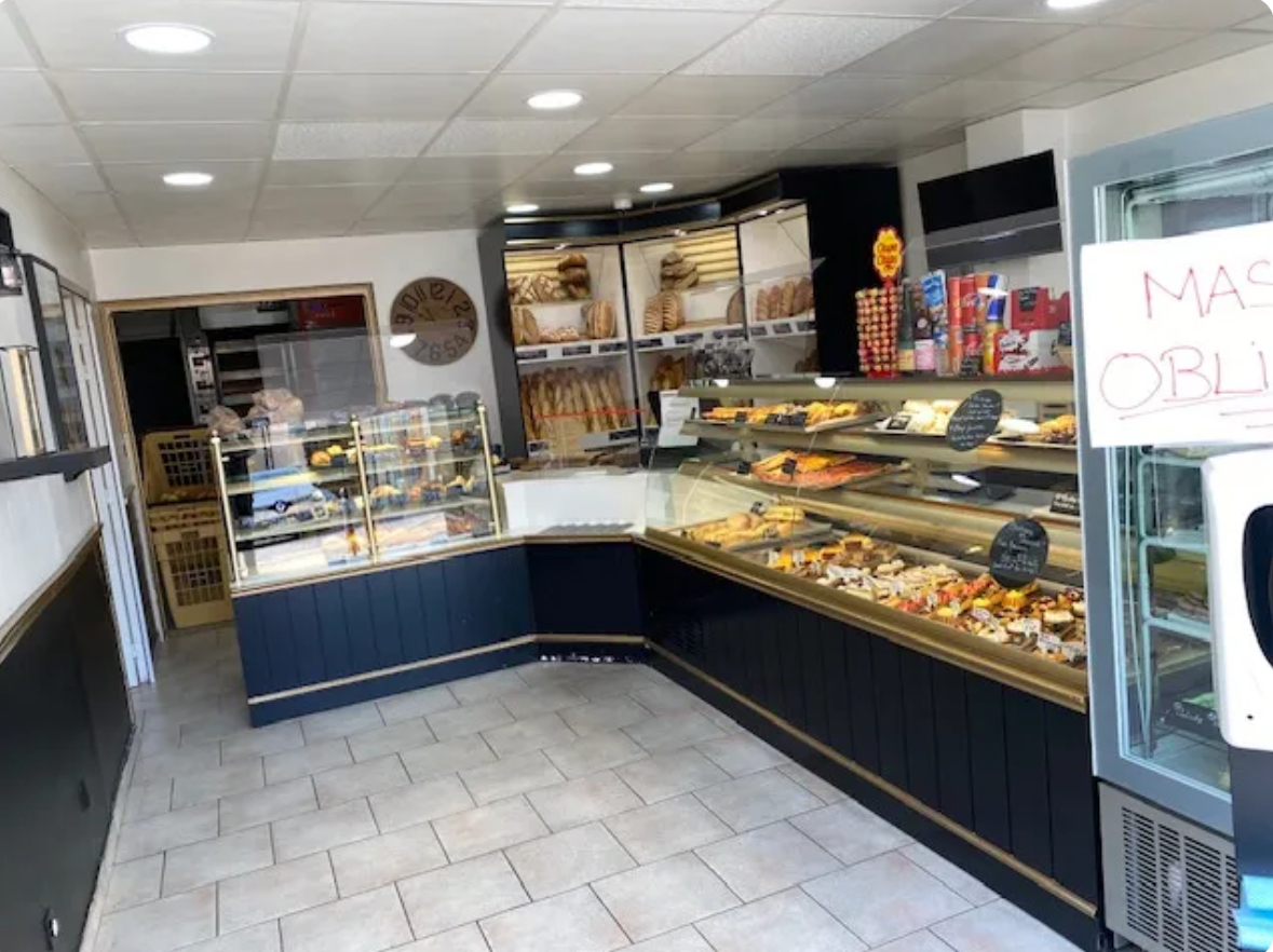 À vendre fond de commerce Boulangerie pâtisserie au cœur d’un village chaleureux VOLX 04130 dans les Alpes de haute Provence 
Une totale Exclusivité dans le village et existante depuis des années.  Pas de concurrence directe.  Pas de logement attenant mais Village avec de nombreux logements en développement et faciliter de se loger dans les villages voisins.  Emplacement idéal car entourée de commerces de proximités et lieux d’accueil (tabac, boucherie,mairie, écoles…)  Matériel de production très bien entretenu et régulièrement renouvelé.  Climatisation et caméra de vidéosurveillance. 
Plus de renseignements et visite sur rendez-vous.
Prix négociable, sous étude d’offre