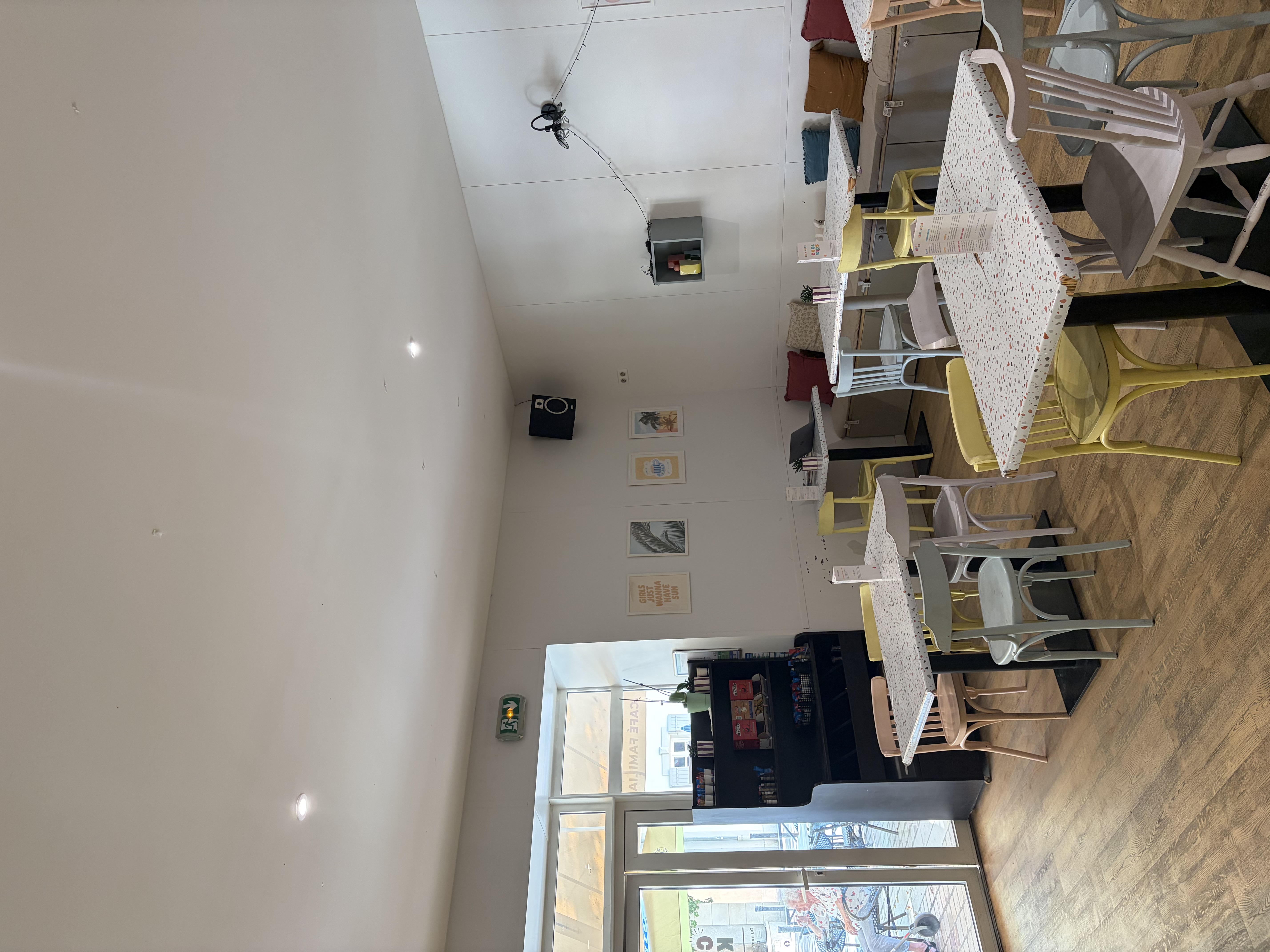 À VENDRE – Fonds de commerce Café / Restaurant – Emplacement de premier ordre à Saint-Martin-de-Crau

Rare opportunité au cœur de Saint-Martin-de-Crau : fonds de commerce café-restaurant bénéficiant d'un emplacement central stratégique avec une excellente visibilité et une clientèle fidèle et régulière.

L'établissement dispose d’une surface d'exploitation d'environ 230 m², complétée par une terrasse de 35 m², offrant une belle capacité d'accueil.

De nombreux travaux ont été réalisés récemment, garantissant un établissement en excellent état et conforme aux normes en vigueur.

L'affaire est entièrement équipée et prête à être exploitée immédiatement :
* Cuisine professionnelle équipée
* Chambre froide
* Bar aménagé
* Licence IV
* Matériel opérationnel

Grâce à son emplacement privilégié au centre-ville, l'établissement bénéficie d'une clientèle fidèle ainsi que d'un flux régulier de passage. Aucun investissement complémentaire n'est à prévoir pour une reprise immédiate de l'activité.