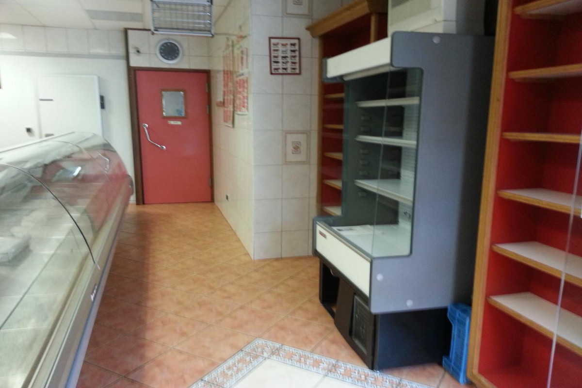 Vends fonds de commerce de boucherie.charcuterie.traiteur . Matériel complet.2 chambres froides. Vitrine.poussoir hydraulique?? situé près des écoles et du centre.ville de 34000 habitants.bonnes clientèles