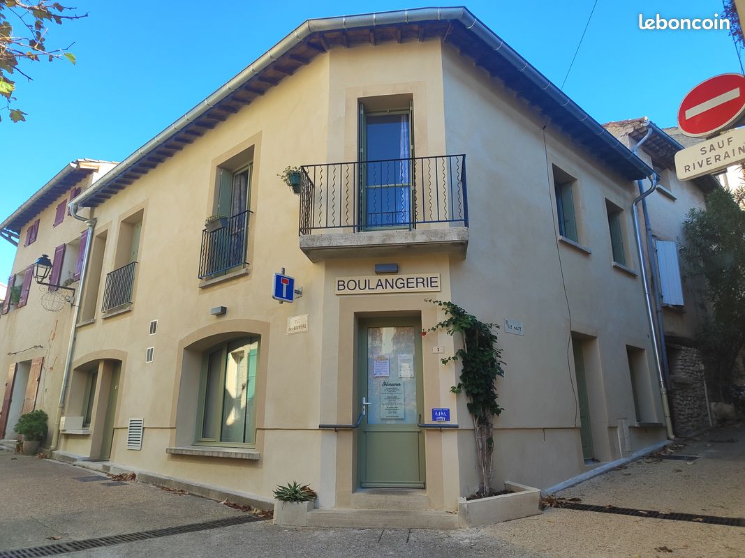 Nous vous proposons notre fond de commerce Boulangerie pâtisserie 100m2, situé a Venasque au centre même du village( Un des plus beau village de France). La qualité de vie y est exceptionnelle et les multiples festivités attrayantes.
Affaire parfaite pour un couple. Pas d'employé à reprendre.
Etat neuf, la totalité de la boulangerie a été refaite a neuf en Février 2025.
Four neuf février 2025.
Loyer de 687 euros,( comprenant boulangerie et un grand logement de fonction de 110m2 avec terrasse sur les toits), les murs appartiennent a la mairie.
Matériel en bon état.
4 semaines de congés dans l'année.
Fermeture hebdomadaire le mercredi.
Bon potentiel de développement.
Prix : 162 000 euros