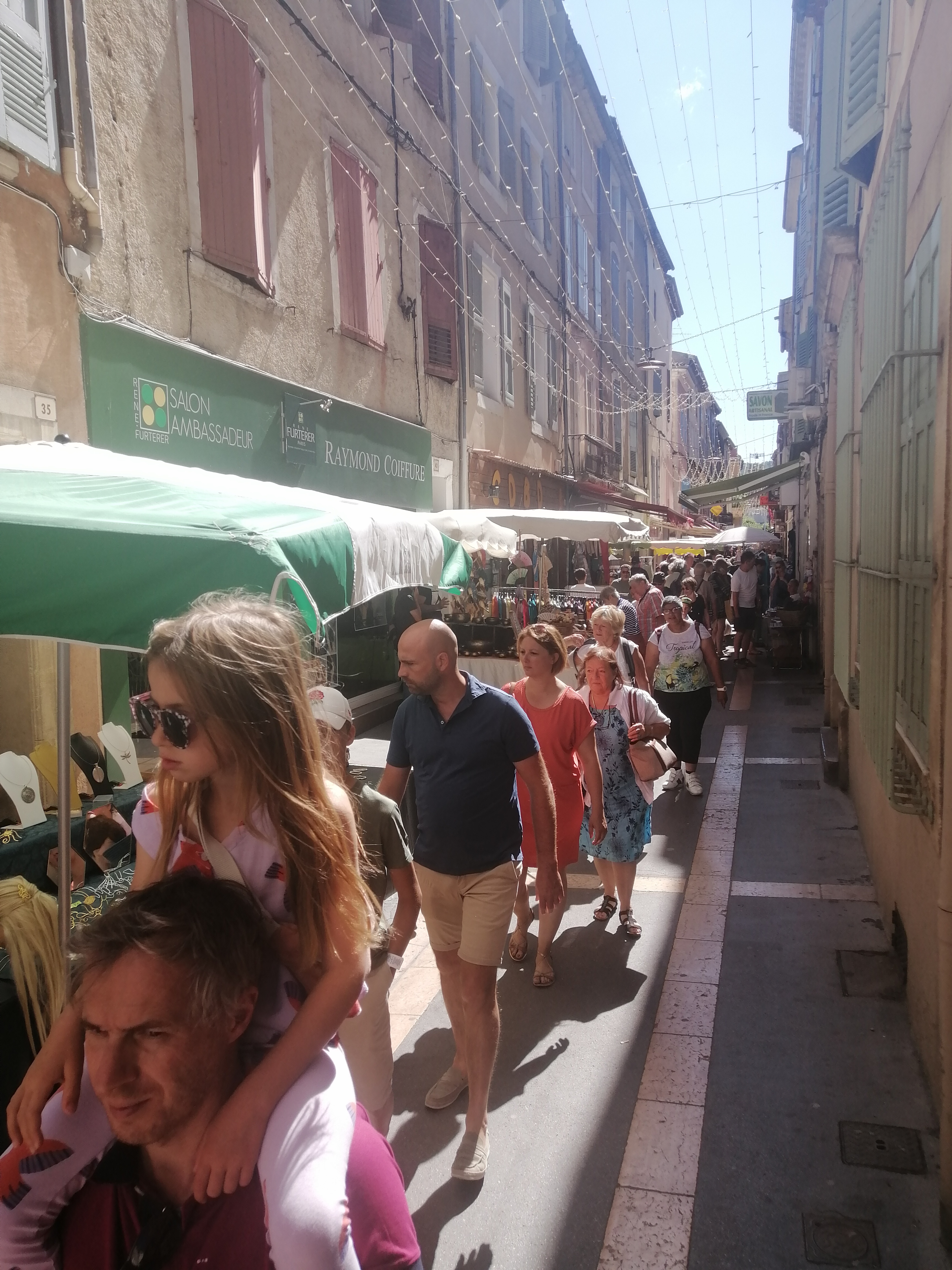 À vendre : Snack de restauration rapide. 

Idéalement situé !

Vous rêvez de vous lancer dans le monde de la restauration ? 
Ne manquez pas cette opportunité d'acquérir un snack en plein cœur d'une rue piétonne, bénéficiant d'un passage scolaire fréquent et d’un potentiel touristique 4 mois de l'année.

Caractéristiques du commerce :

Emplacement stratégique dans une zone piétonne.
Proximité immédiate d'écoles.
Clientèle habituée et touristique.
Loyer 550€