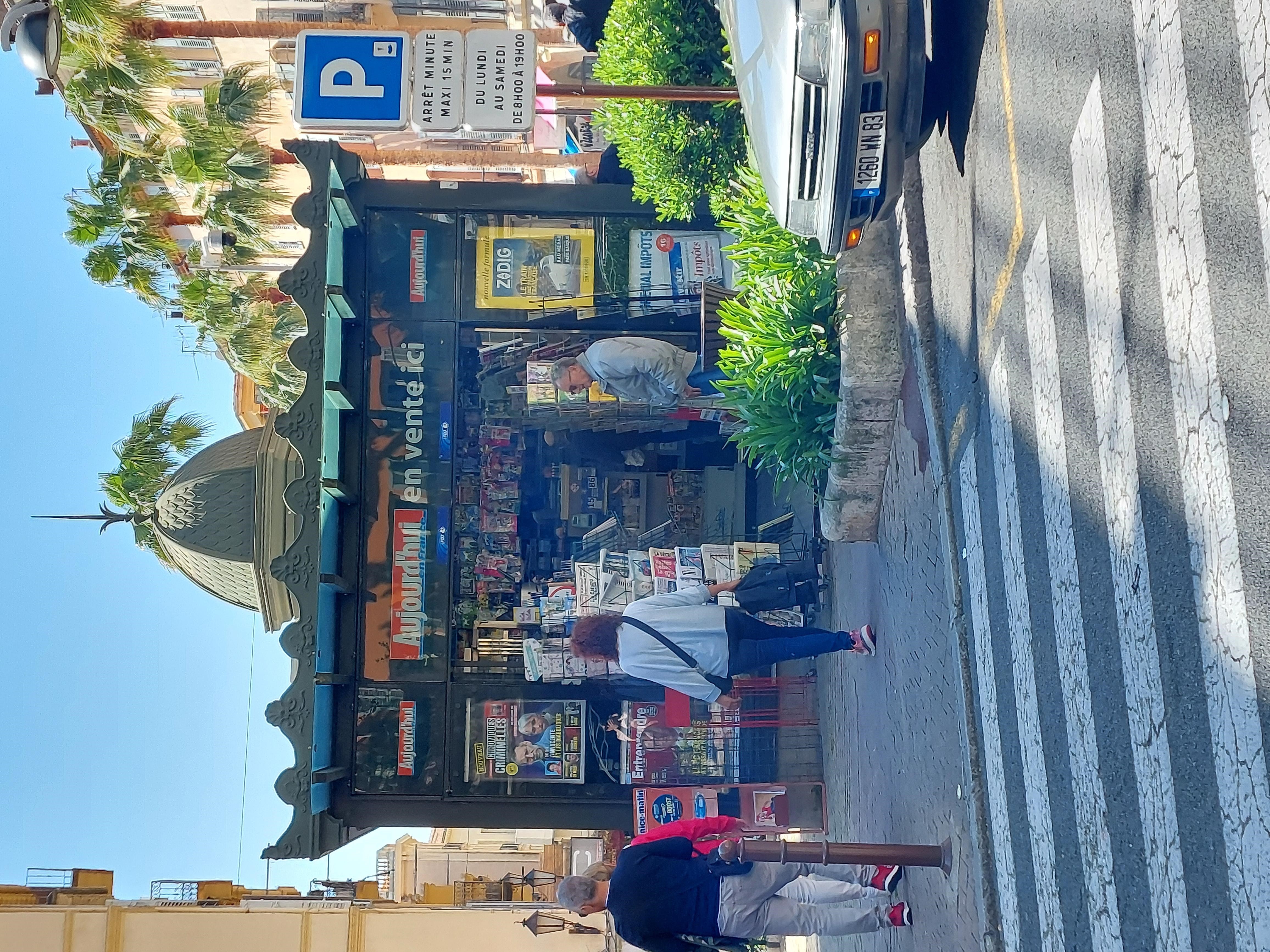 Le kiosque de Grasse recherche son kiosquier ou sa kiosquière !
En tant que gérant indépendant enregistré au Registre du Commerce (non salarié, SAS, SASU, SARL, EURL, EI, micro-entreprise…), vous animez et gérez le kiosque Place de la Foux (au niveau du rond-point)  de GRASSE.

Situé à l'entrée de la vieille ville, à quelques mètres du théatre, le kiosque est idéalement placé sur le circuit touristique et commerçant.

Vous disposerez de ce kiosque sans droit d’entrée, sans investissement dans un pas de porte ou fonds de commerce avec de faibles charges :

Faible loyer (+ dépôt de garantie)
Electricité
Assurance
Routeur ou box 4G
Un fond de roulement/trésorerie de 5000€ est conseillé pour votre fonctionnement
Contrat de 2 ans renouvelable

Un agrément de diffuseur de presse en effectuant une formation obligatoire vous sera délivré. Le dépôt de presse d'ANTIBES vous indiquera les conditions et le métier, et il vous livrera quotidiennement les journaux.

Les activités exercées sont principalement, la presse :

Presse nationale et magazines (commission 23%)
FDJ (commission 5,2%) après accord 
Souvenirs, les cartes postales, librairie, petits colis, bimbeloterie,
Les boissons à emporter, les glaces emballées, les confiseries,...

Vos revenus proviendront des commissions
Ouvert tous les jours, Dimanche matin
Les horaires sont en général de 7h/12h30 et 14h30/19h ou  en journée continue
A adapter selon la saison et la fréquentation. 

Je reste à votre écoute pour vous apporter plus de détails.