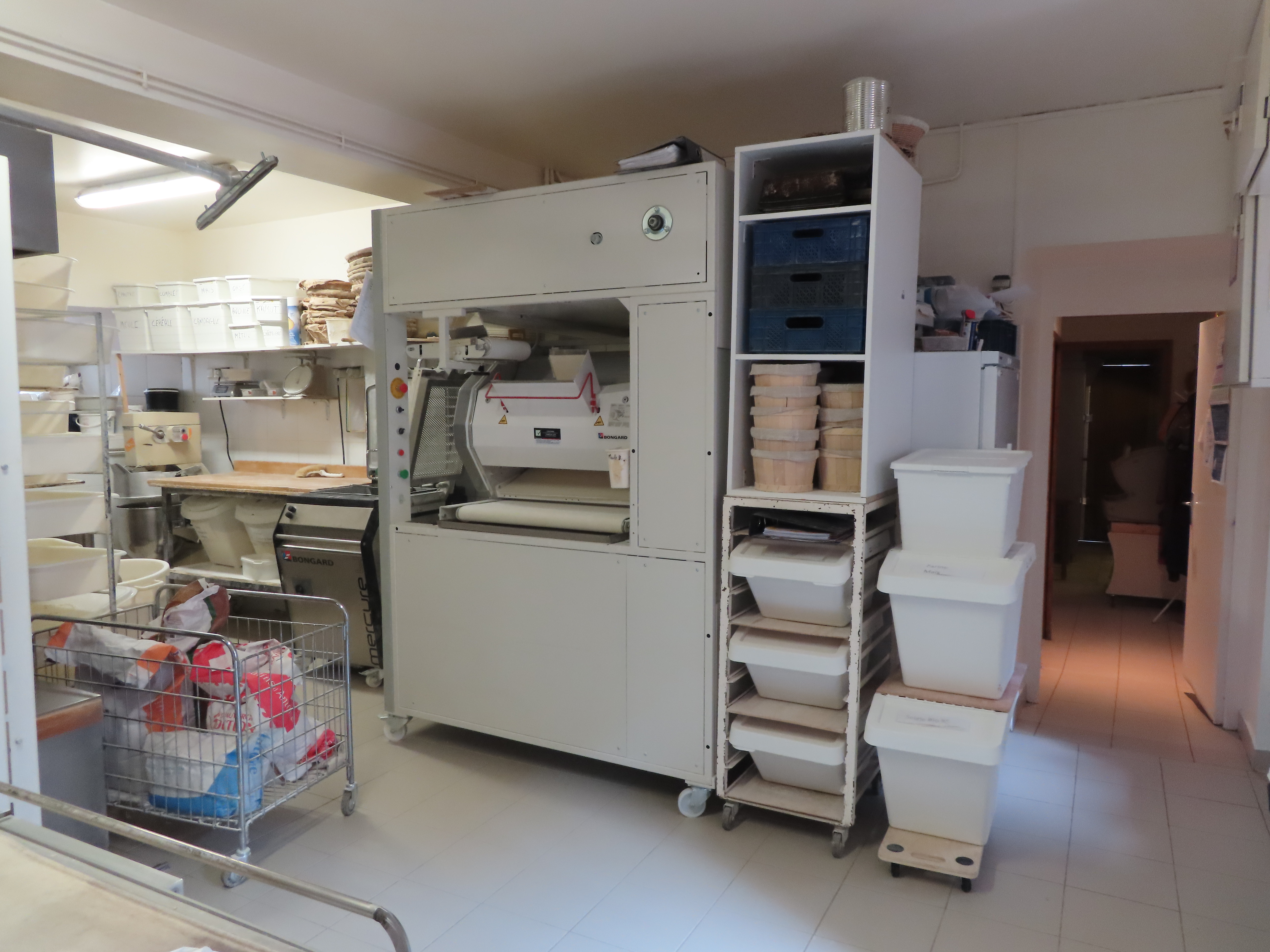 A reprendre pour cause retraite, une boulangerie, pâtisserie, chocolaterie, glacier située au cœur d’un village du Nord de la Lozère, à 10 min de l’autoroute A75 reliant Clermont-Ferrand à Montpellier.
Exploité depuis une trentaine d’années, l’établissement a su se diversifier et fidéliser une clientèle locale et touristique.
Locaux fonctionnels, équipement en parfait état : magasin climatisé de 35 m², fournil de 70 m², laboratoire de pâtisserie de 50 m², laboratoire de chocolaterie de 30 m² et réserves de stockage. Très bon niveau d'équipement. Pas d’investissement à prévoir. Équipe de 6 salariés.
Idéalement placée, proche des commerces de proximité, stationnement disponible.
Grand logement attenant à la boutique (type T6).
Idéal pour un couple.