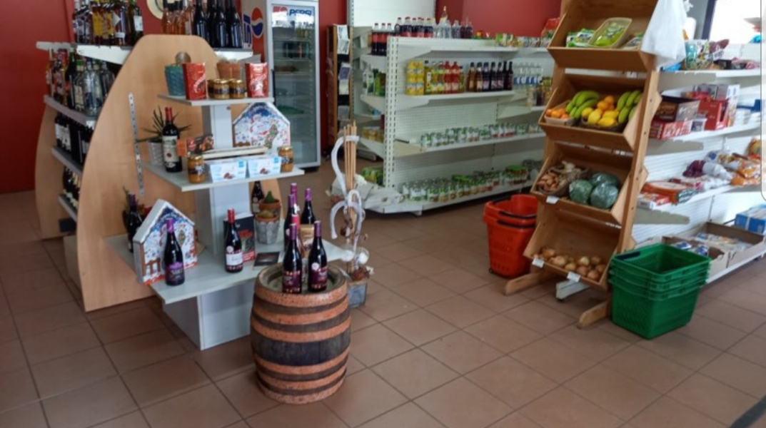 Reprise d'une épicerie bar à Mazeray (Charente-Maritime)

Vous rêvez de gérer un commerce de proximité dans une commune rurale charmante et accueillante ? À Mazeray, village pittoresque de Charente-Maritime, une épicerie bar bien implantée est à reprendre !

Caractéristiques du commerce :

Double activité : épicerie avec produits locaux et bar convivial.

Clientèle fidèle et régulière, constituée des habitants de Mazeray et des environs.

Local spacieux et entretenu avec un potentiel de développement : possibilité d’ajouter une petite restauration, animations ou événements.

Emplacement idéal au cœur du village, avec un bon flux de passage et un environnement calme et agréable.

Aucune concurrence directe dans les environs immédiats, offrant une belle opportunité commerciale.

Situé à seulement quelques minutes de Saint-Jean-d'Angély, ce commerce est un véritable lieu de vie pour les habitants de Mazeray. L'épicerie bar représente un centre de rencontres et d'échanges qui peut s'adapter à vos projets : développement de produits locaux, animations, ou encore un espace convivial pour les visiteurs.

Pour qui ?

Idéal pour une personne ou un couple souhaitant s’investir dans la vie locale, ce commerce offre un cadre de vie paisible et des perspectives d’évolution intéressantes.

Pour plus d’informations et organiser une visite, n’hésitez pas à nous contacter.

Rejoignez une belle communauté et contribuez à la vie locale de Mazeray !