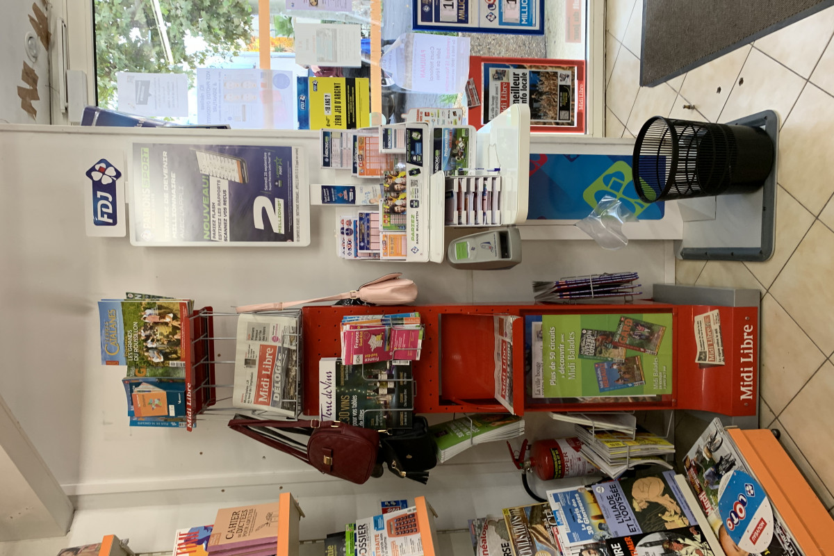 Vends fonds de commerce loto presse librairie papeterie à Paulhan 34230. Village tous commerces bien situé entre Beziers et Montpellier  proche axe A75 en plein développement .
Vous aurez la possibilité d aller travailler dans un contexte familial où la clientèle est conviviale et de bonne humeur.
Surface de vente de 50 m² . facilité de stationnement .Activité multiservices dépôt de pain dépôt pressing Carterie développement photos cadeaux Bijoux mondial Relais ? plusieurs possibilités s?offrent à vous .
Prix : 82000 euros 
Pour plus de renseignement,veuillez me contacter par mail .merci.