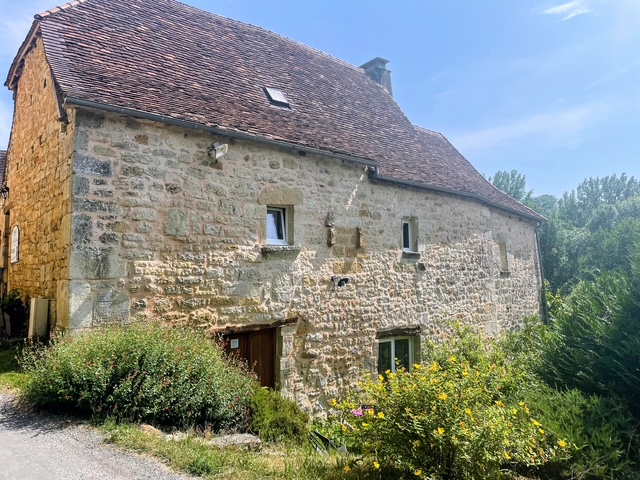 Mason d'hôtes typiquement Périgourdine en pierres de 160M2 4 chambres (possibilité 5) et 4 sdb. Cuisine, SAM, Sauna, caves + Un gîte en pierres de 60M2. Actuellement maison d'hôtes.

Située en pleine nature et au calme. la maison se situe dans un petit hameau de 10 maisons. Pour en savoir plus et plus de photos, merci de nous contacter.