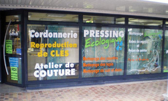 cordonnerie couture pressing .situé dans le Centre cial de la Poterie à Rennes ,Ille et Vilaine.
2 employées en couture et un employé en pressing aqua